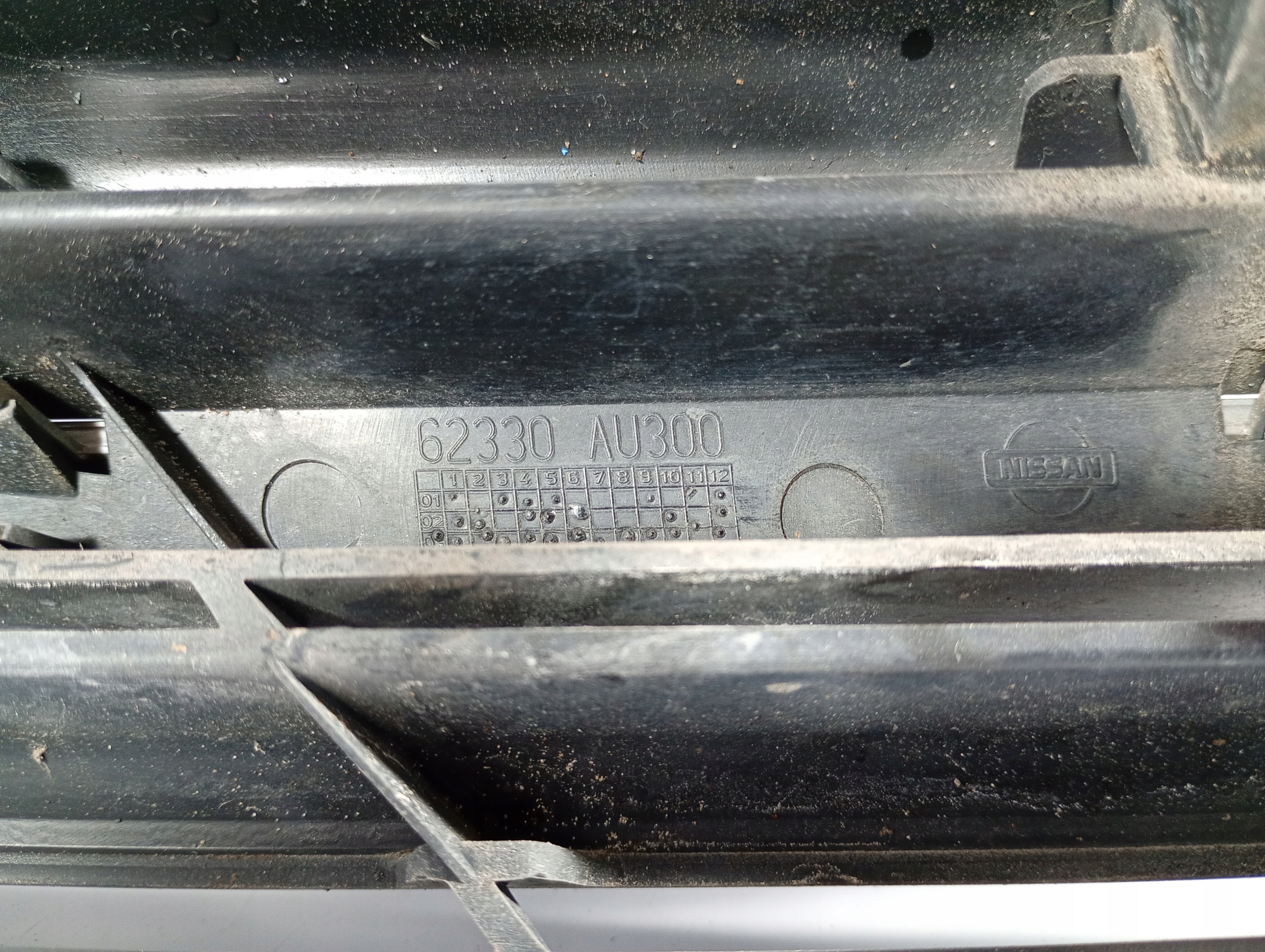 Primera P12 01-07 grid of a bumper left OE 62330AV300