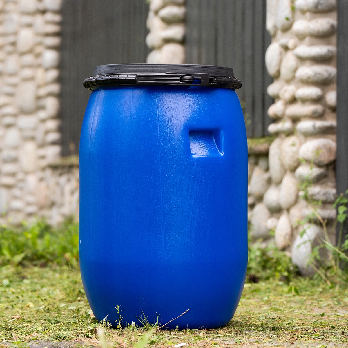 BECZKA 60L ZBIORNIK NA WODĘ DO KISZENIA KAPUSTY OGÓRKÓW PLASTIKOWA Z OBEJMĄ Kolor niebieski