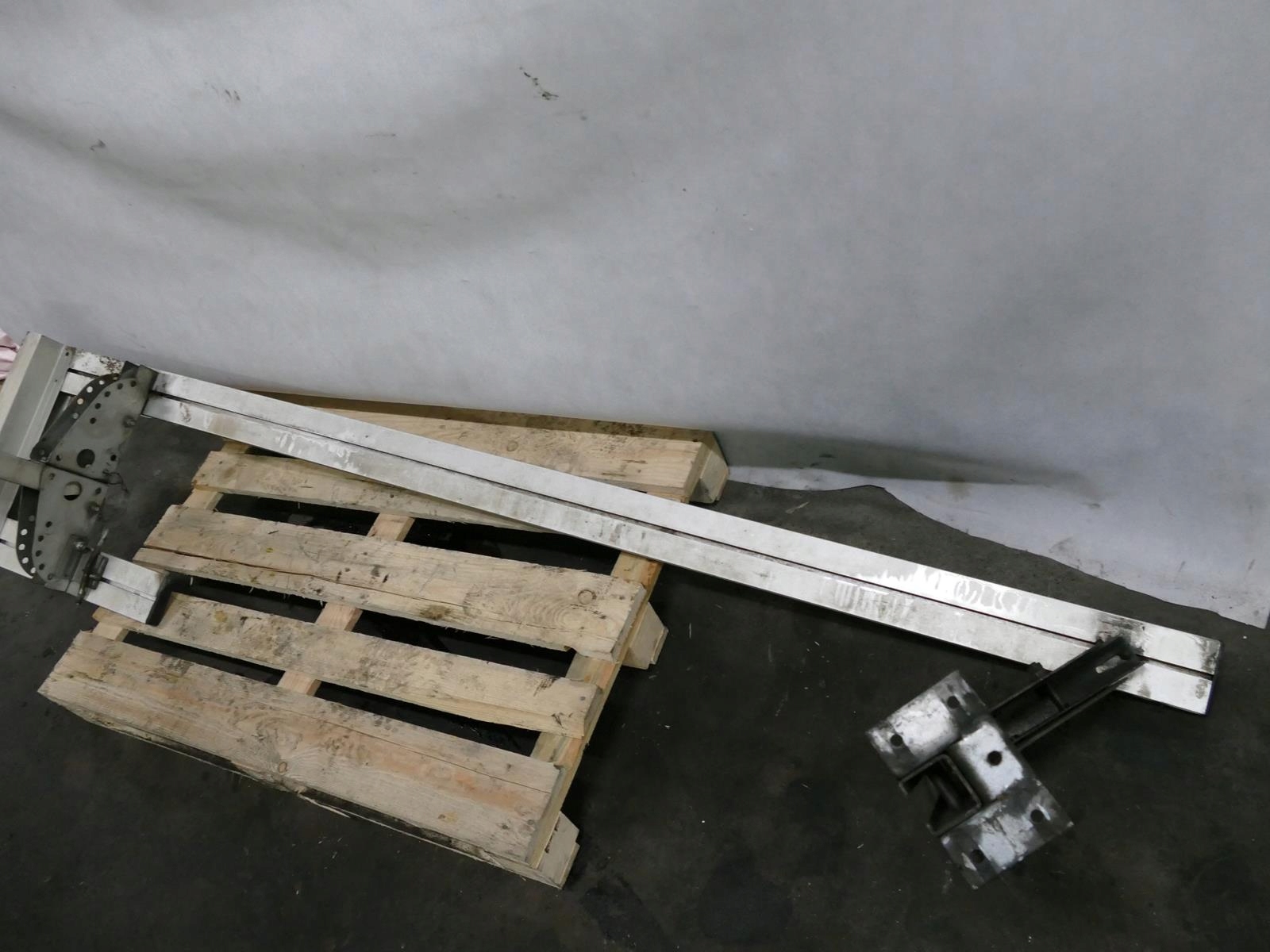 MITSUBISHI CANTER FUSO 7C15 LISTWA BELKA BOCZNA L Installation side left