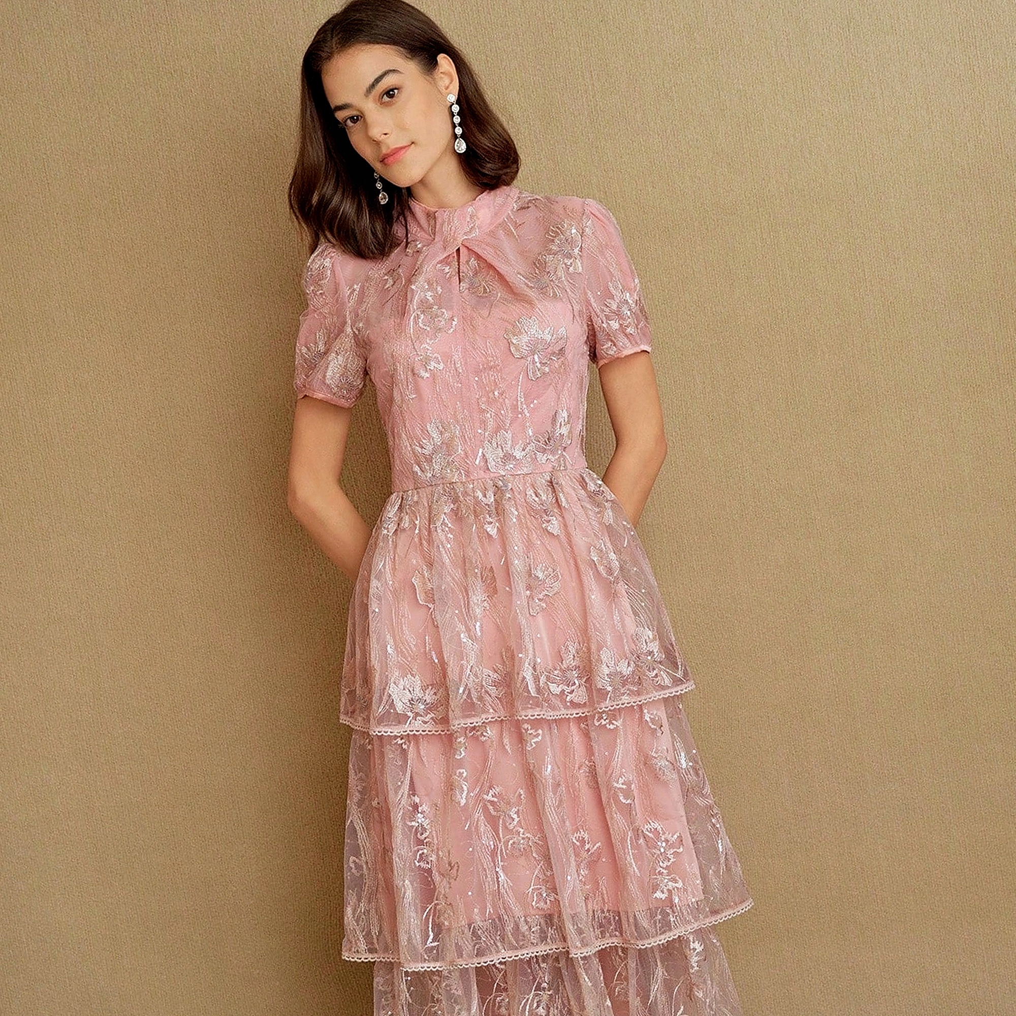 Šaty s vyšívanými květy a flitry z tiulu L 40