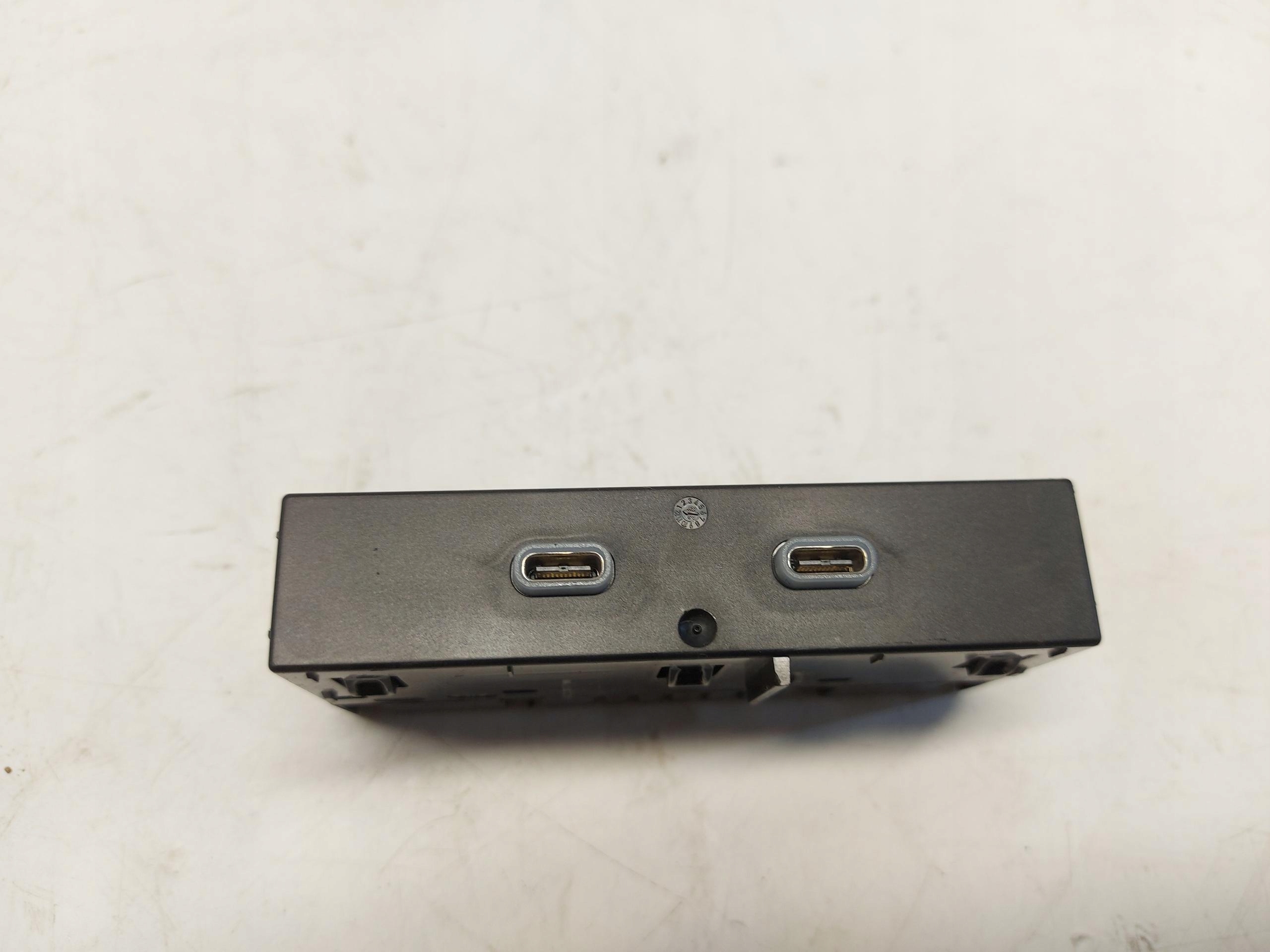 SKODA Enyaq 5LA iV85 adapter USB 657035736A