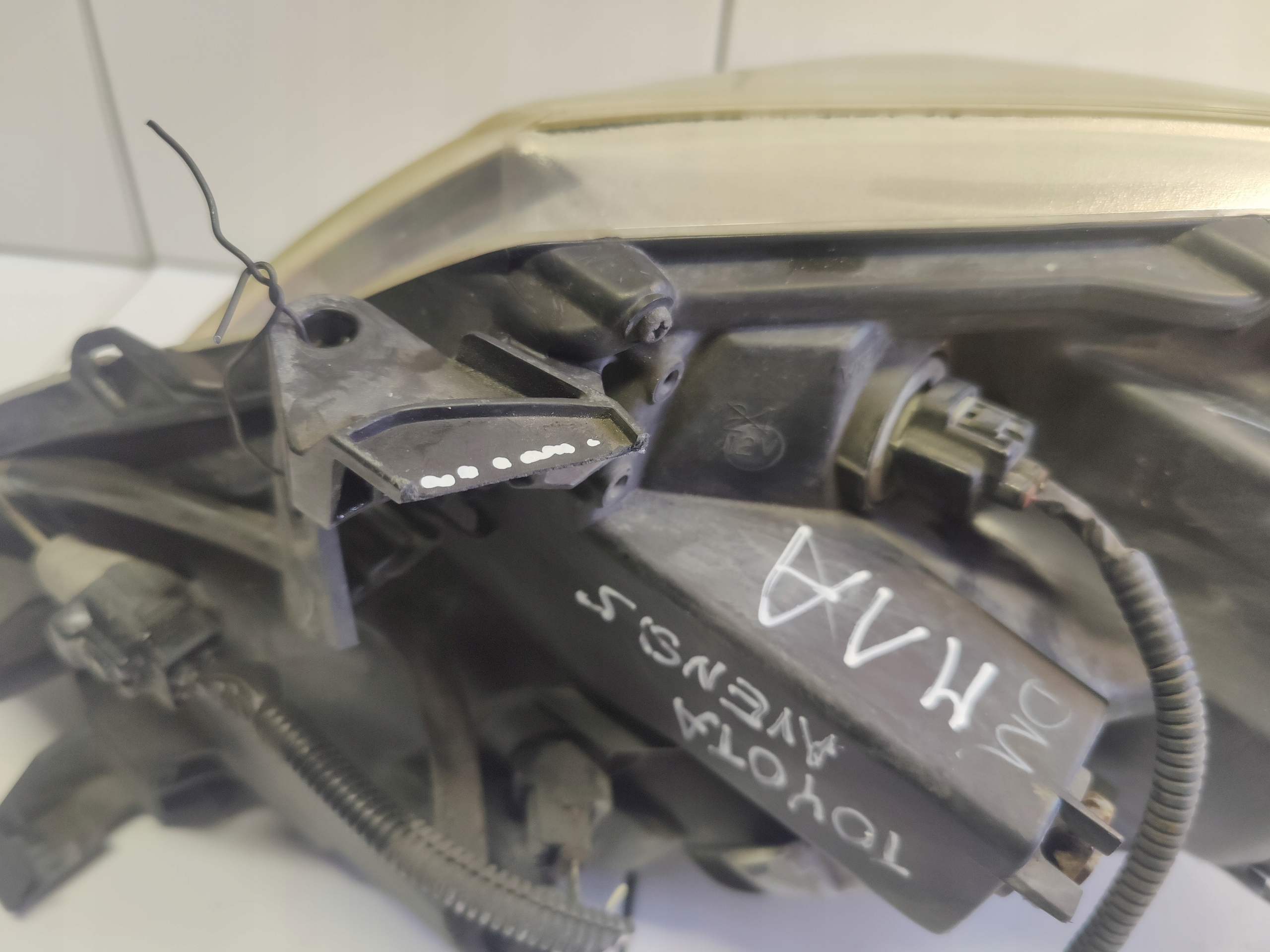 TOYOTA AVENSIS T27 light right front UK H279AR-DE