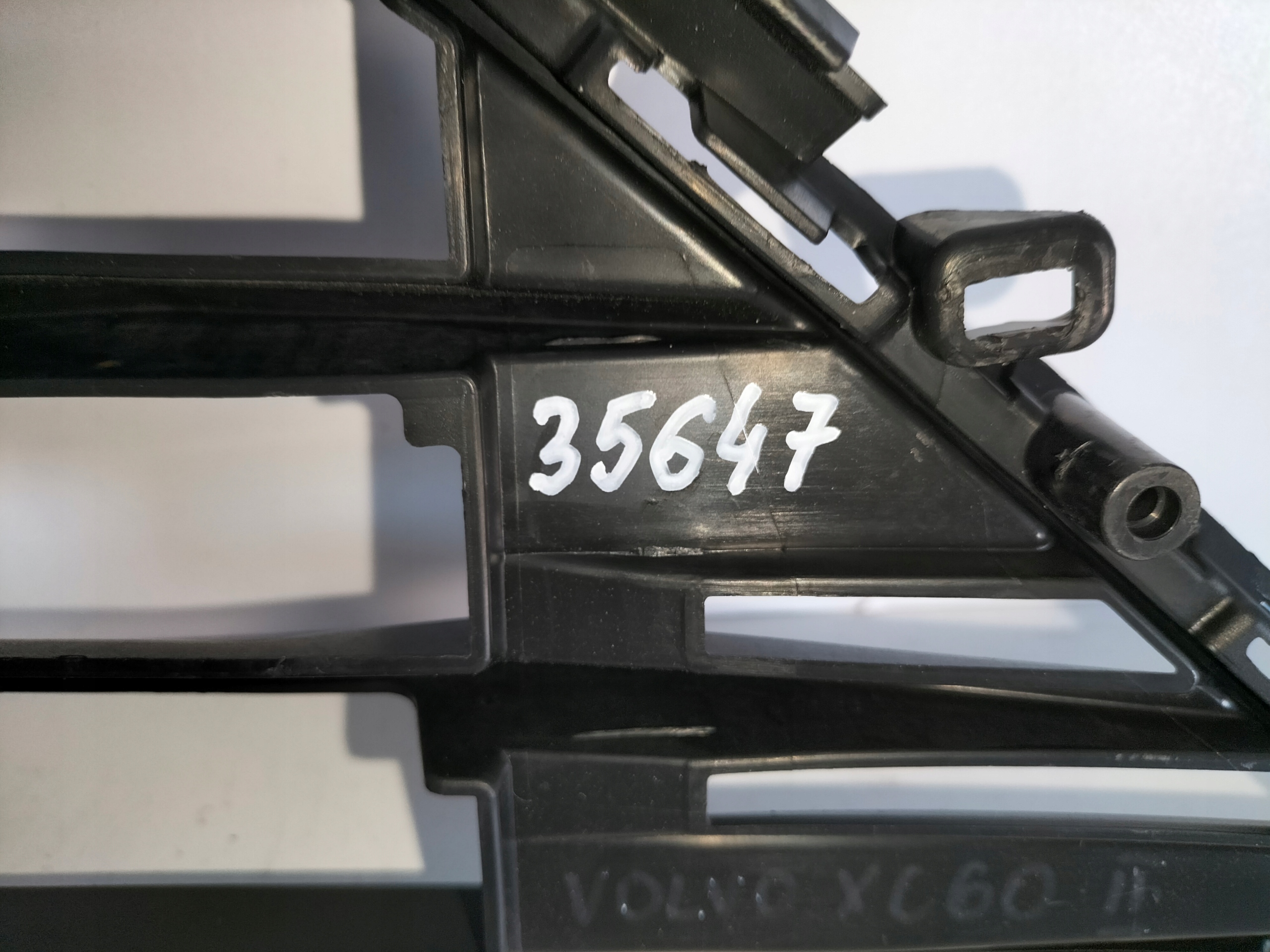grille grid of a bumper front central VOLVO XC60 II 17