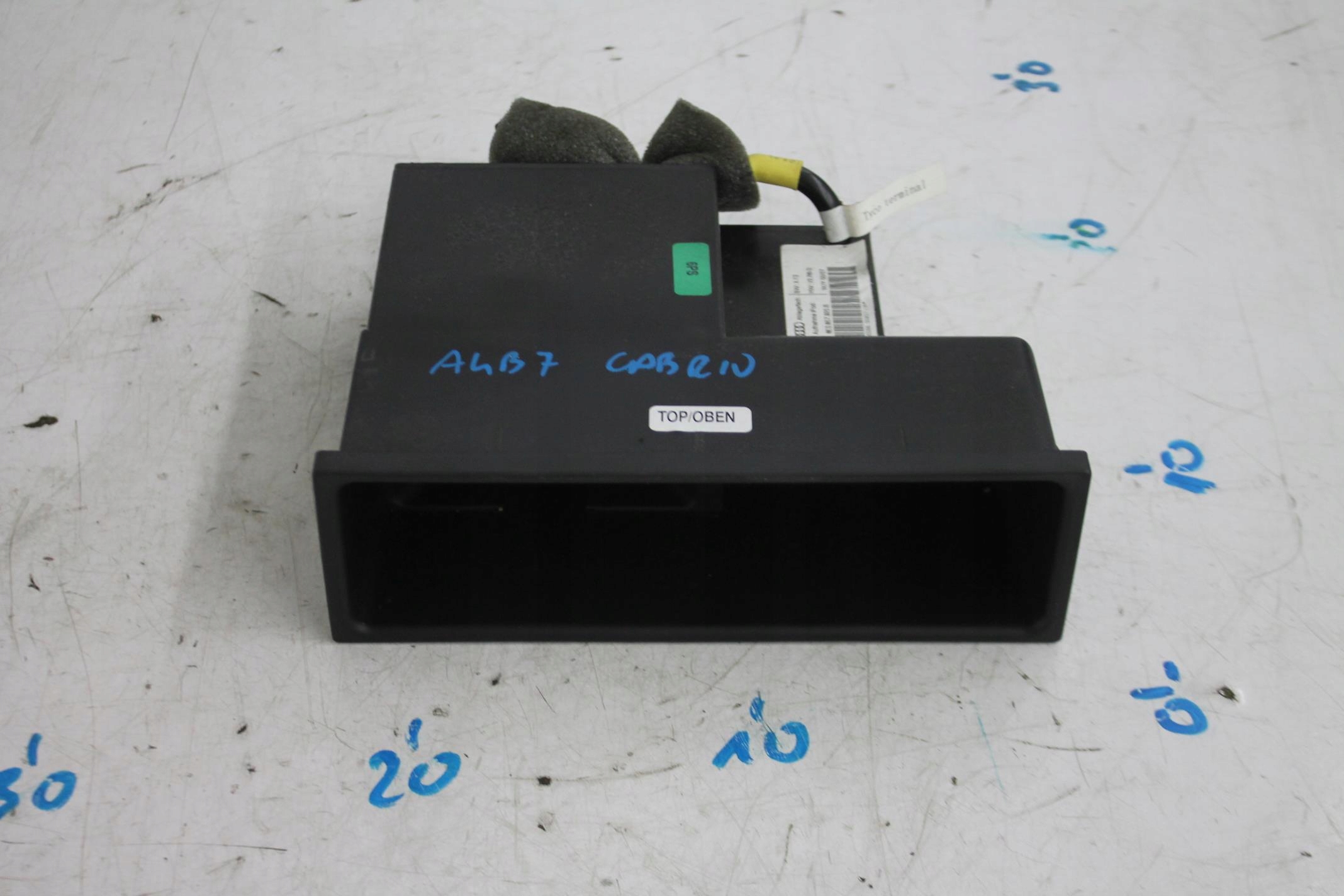 Панель мультимедійного інтерфейсу 8E0857925B AUDI A4 B7