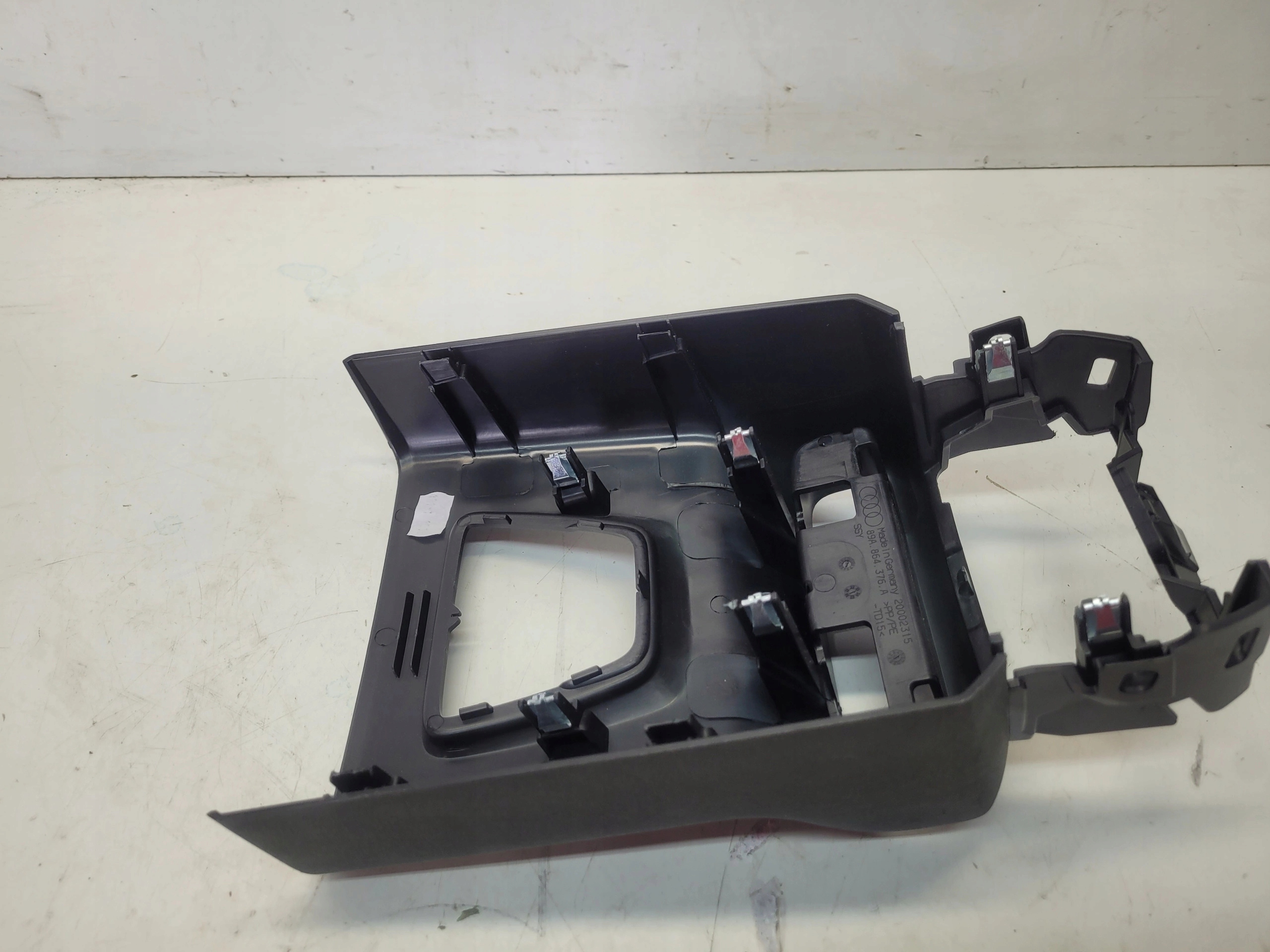 Blende Abdeckung TUNELU SRODKOWEGO heck AUDI Q4 E-TRON 89A864376A