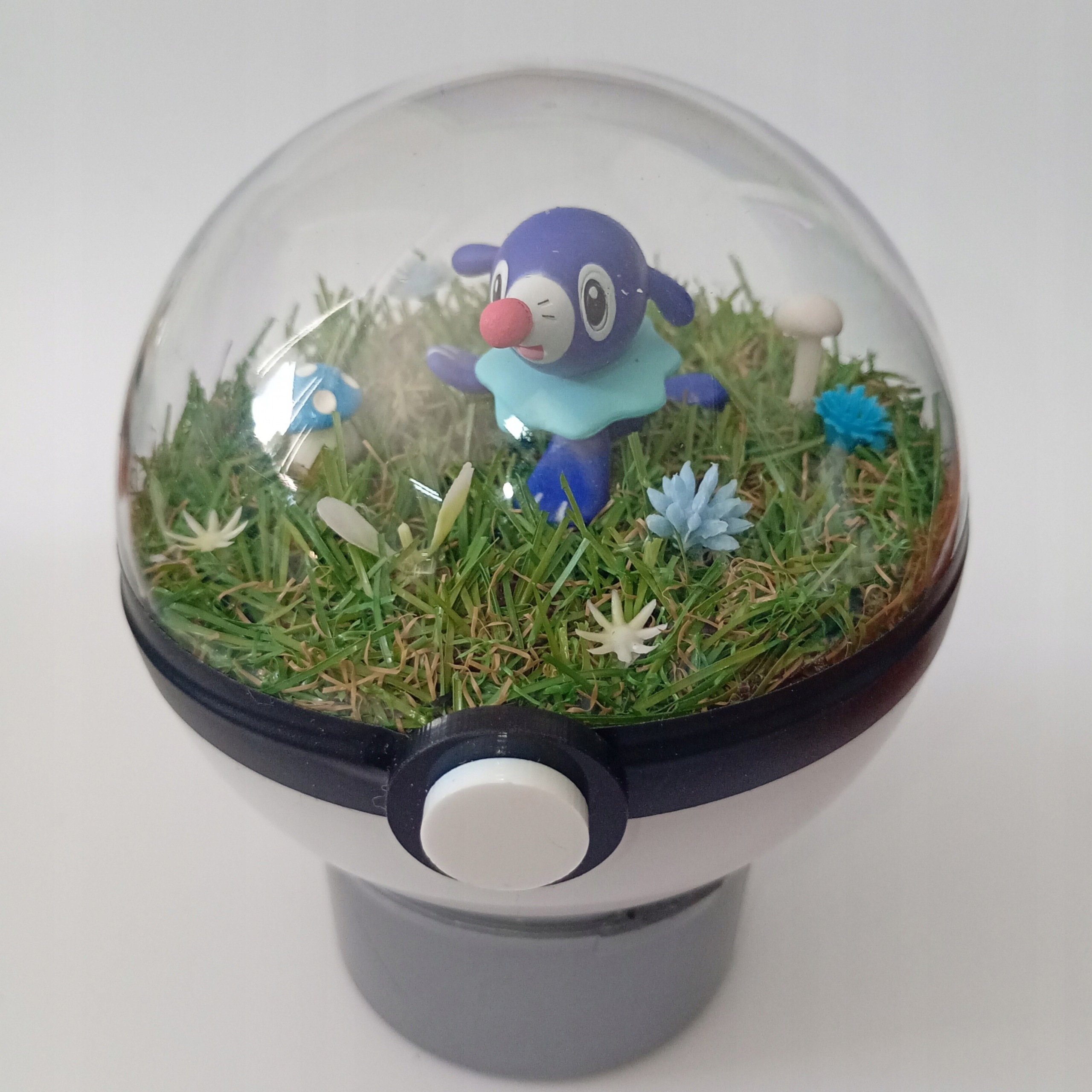 Popplio – Pokéball Terárium, Unikátní Ručně Vyrobené Diorama Pokémon, 10 CM