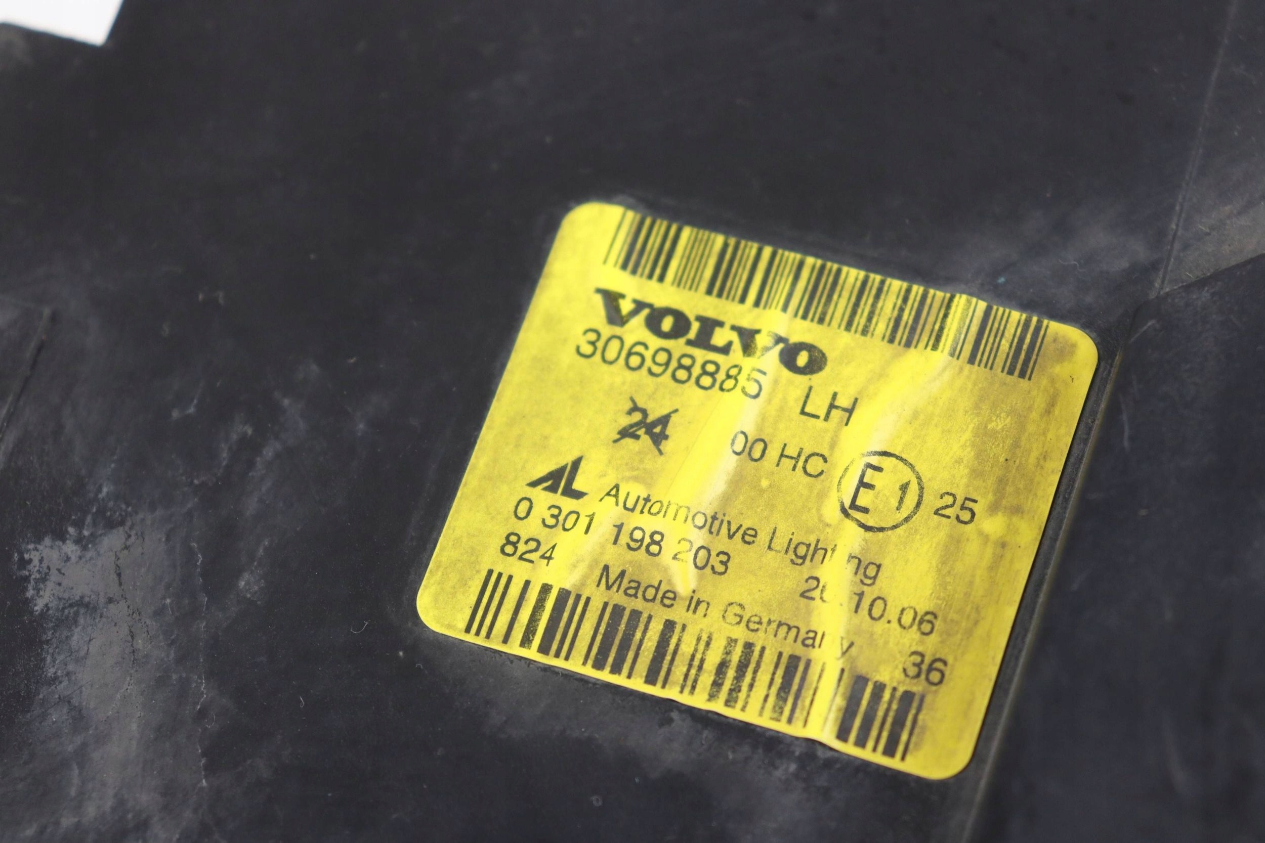 VOLVO V50 and light front left front EUROPA 30698885 0301198203