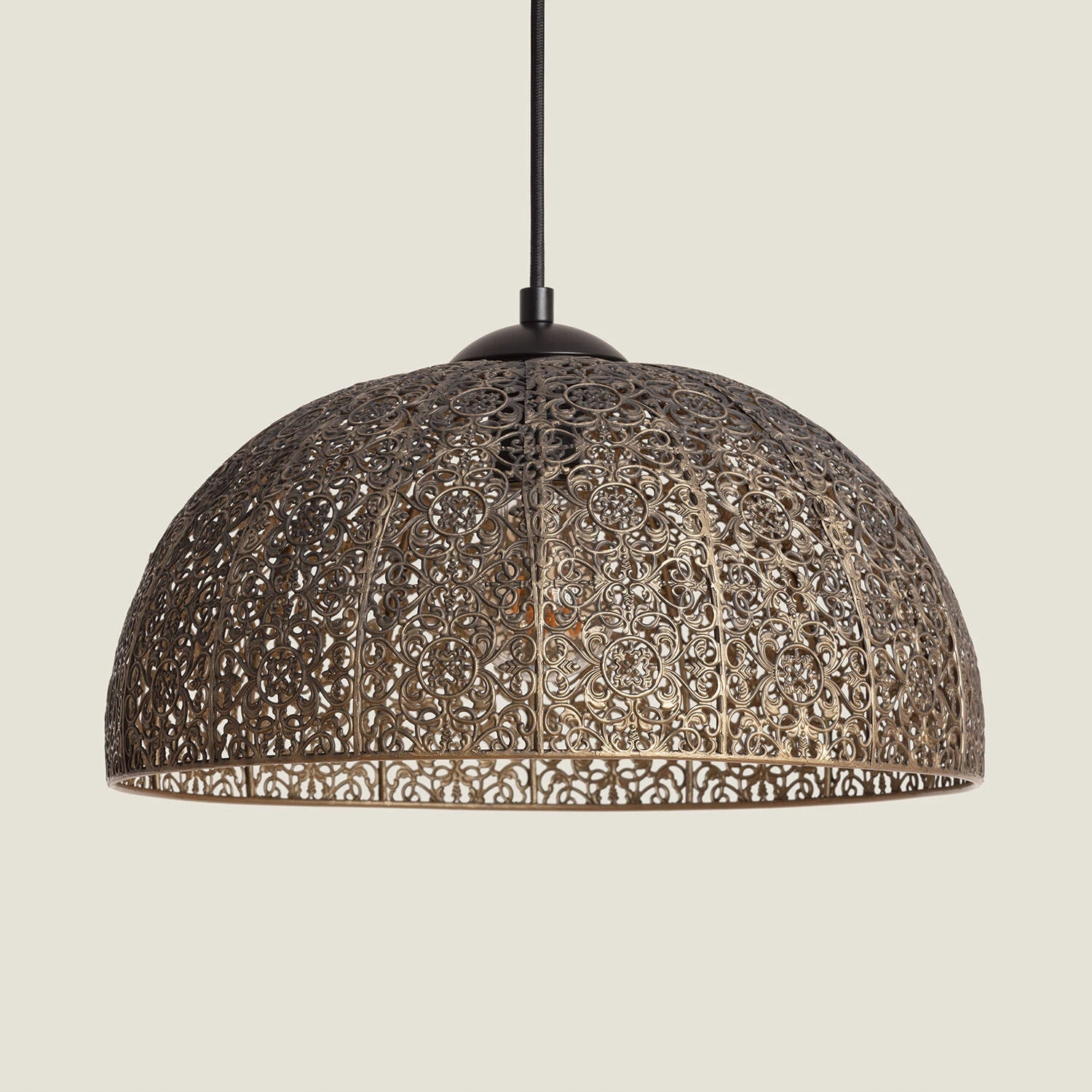 Závěsná kovová lampa Aerba