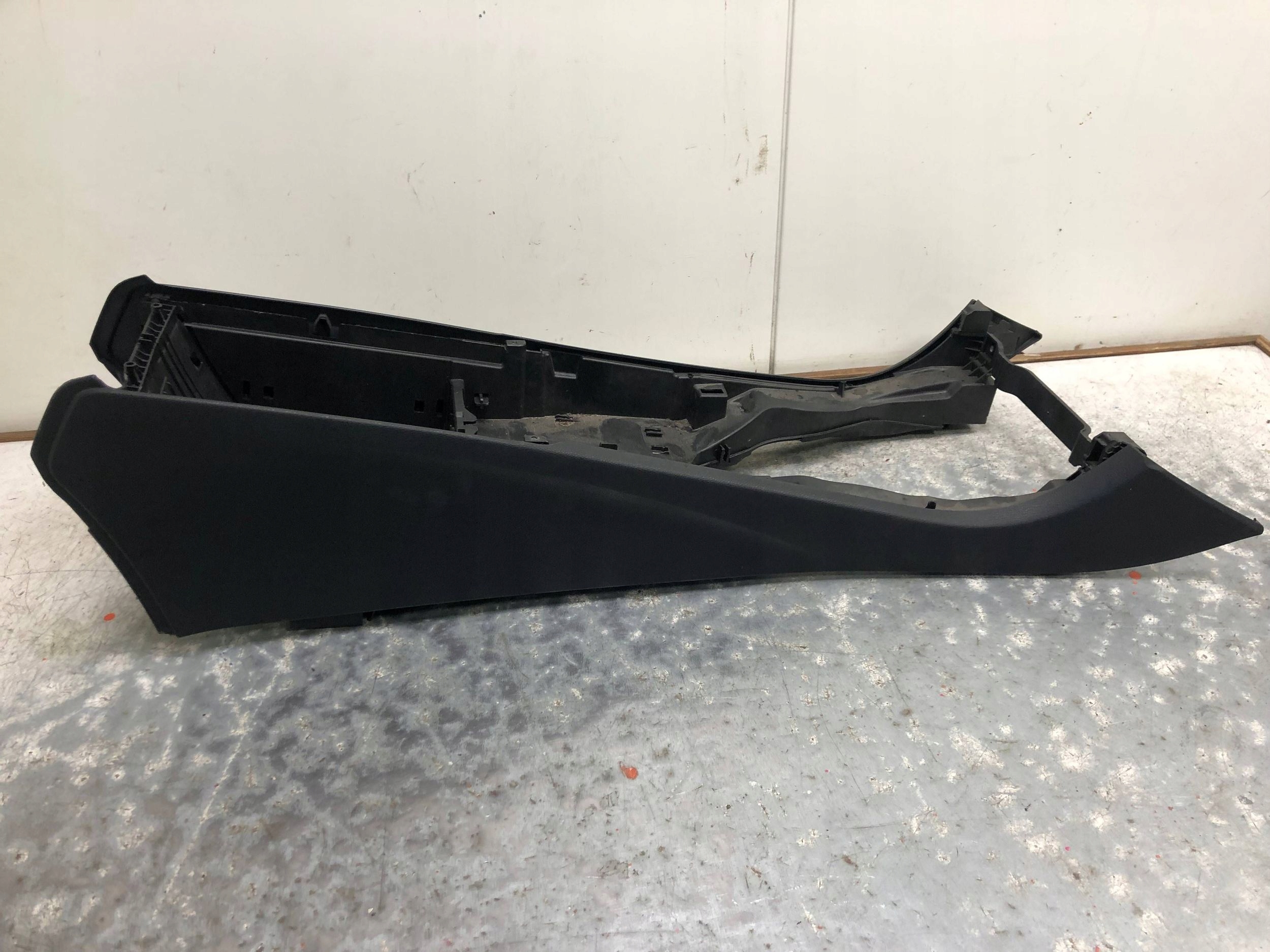 TUNEL mitte MERCEDES W205 A2056800050