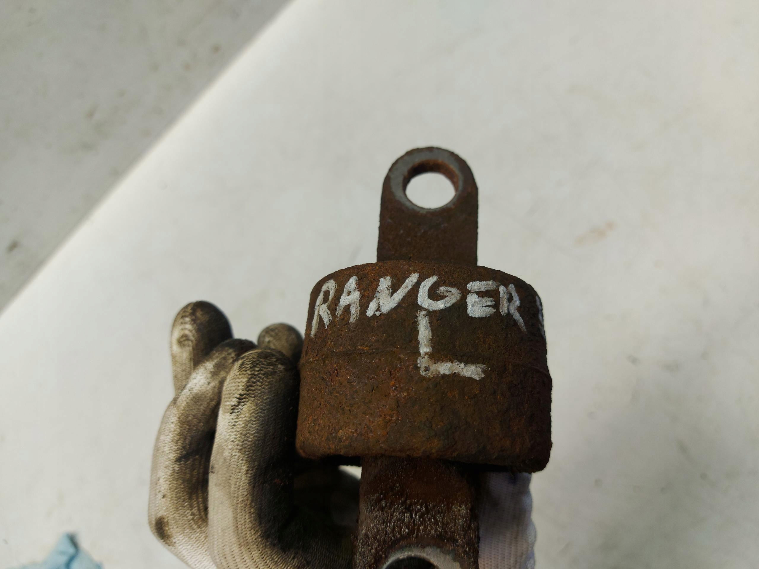 FORD RANGER IV łapa poduszka mostu lewa 374933 Typ samochodu Samochody osobowe