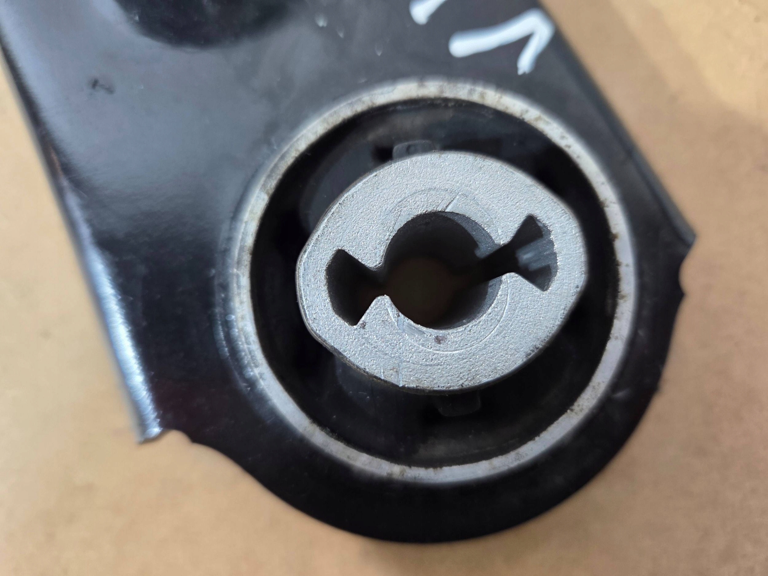 Renault Clio V 2025r arm front left 56389R (Q805)