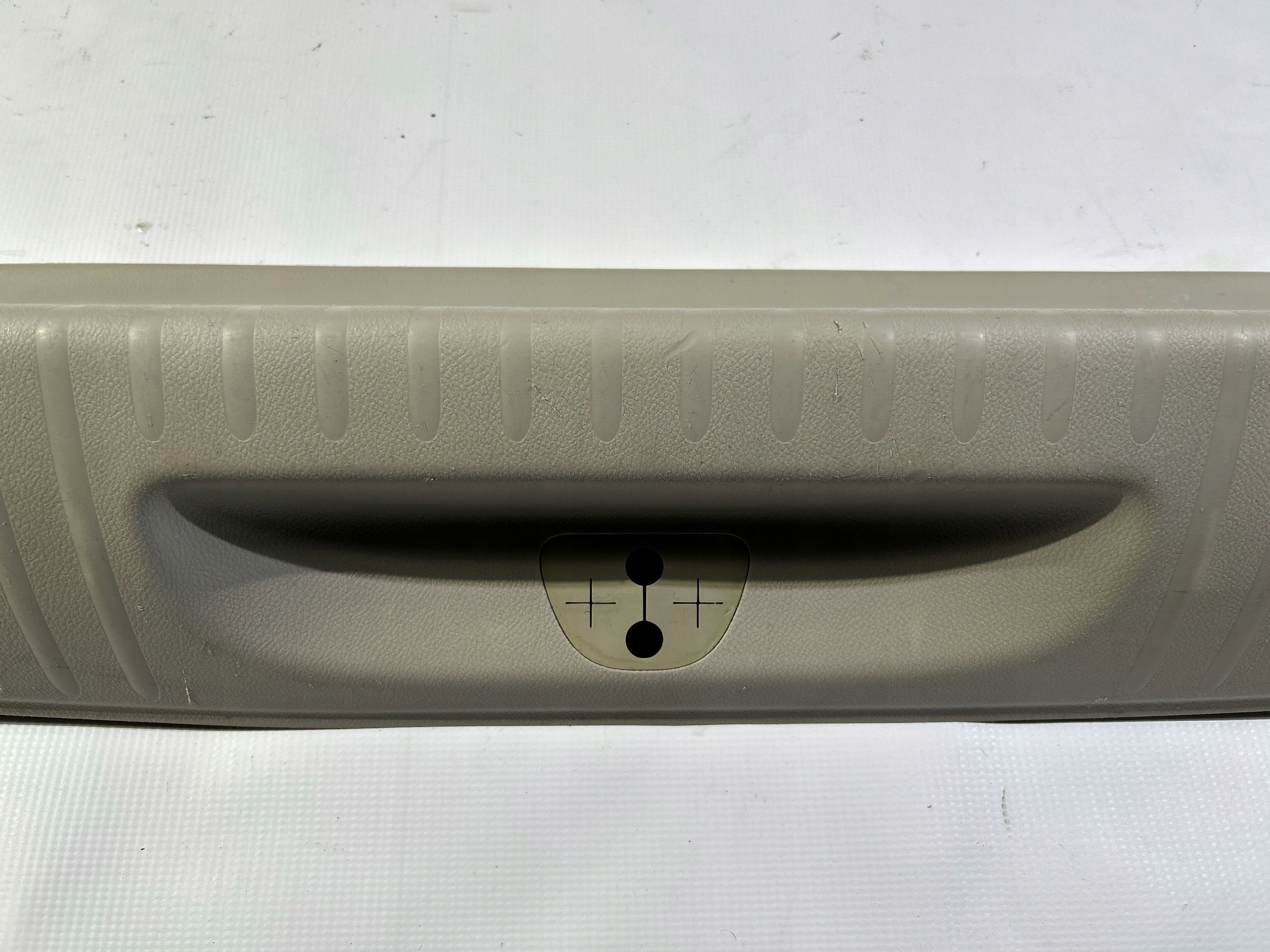 cover of the threshold supports boot covering side Chrysler Pacifica 2017