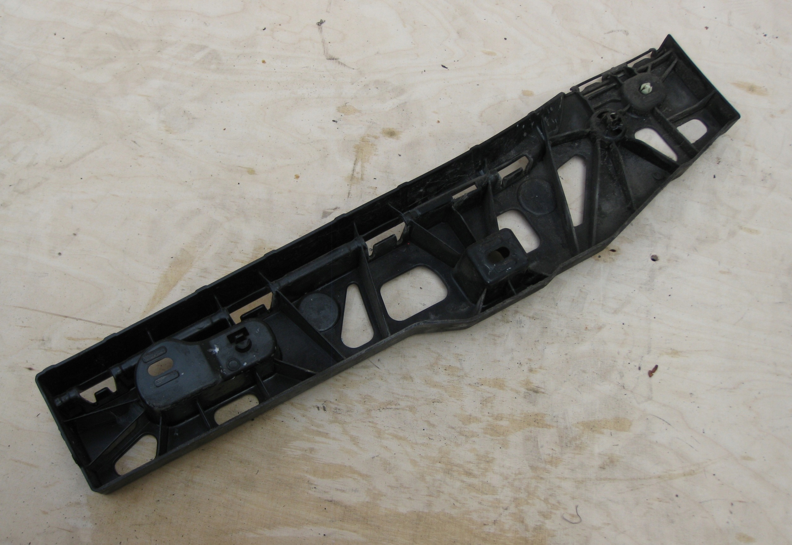 BMW 5 G30 3.0D 19R Support plaque Jupes Support Droite 7387348