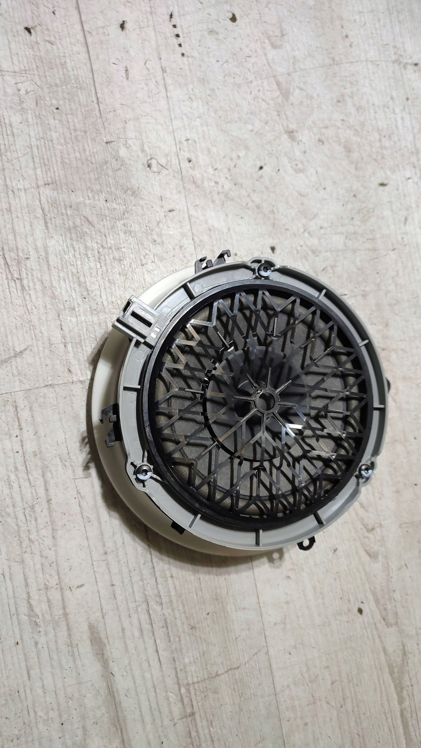 Peugeot 2008 and 2018 rear part side right speaker door