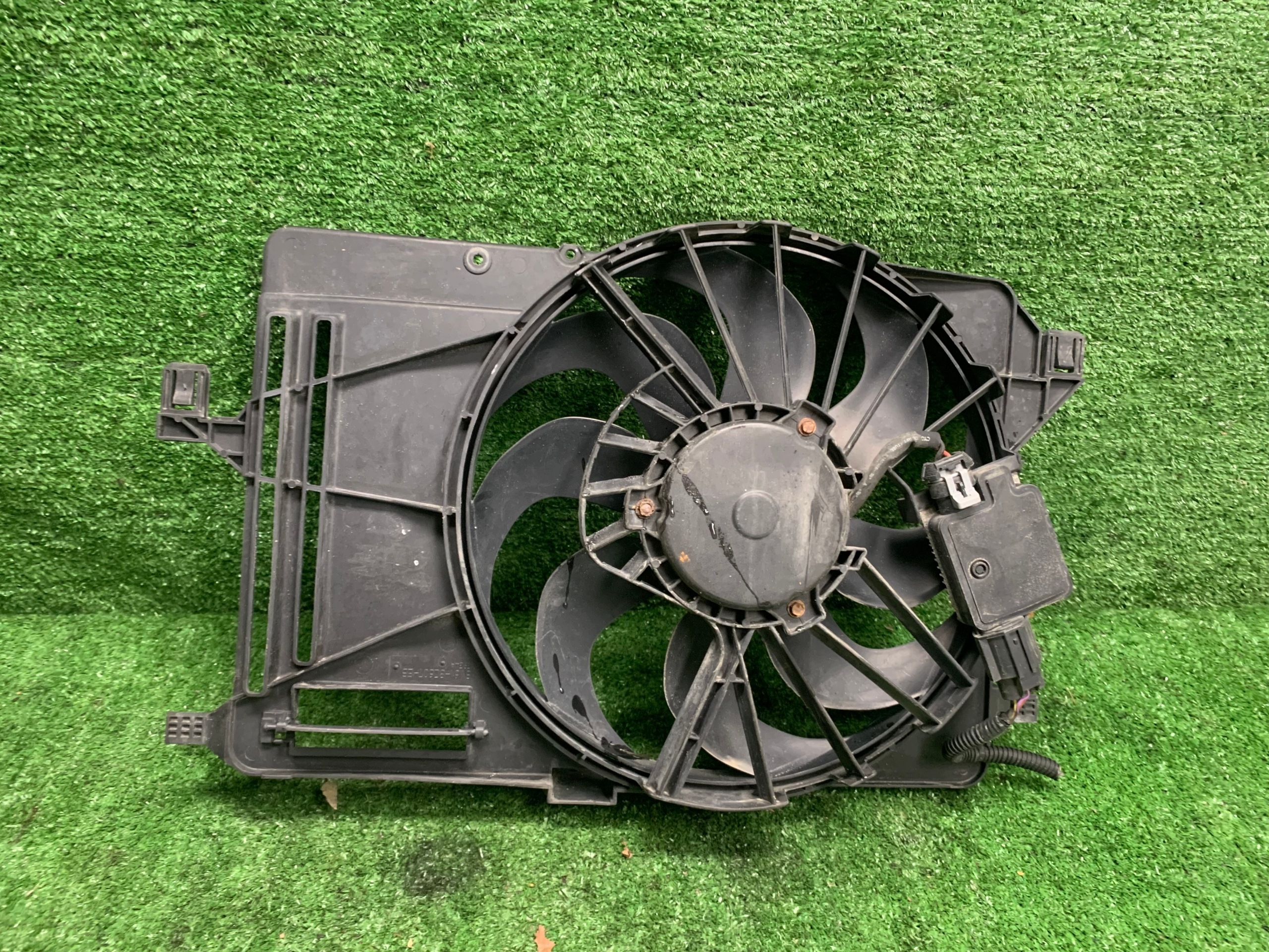 FORD C-MAX MK3 1.6 TDCi ventilátor chladiče 8V61-8C607-EB