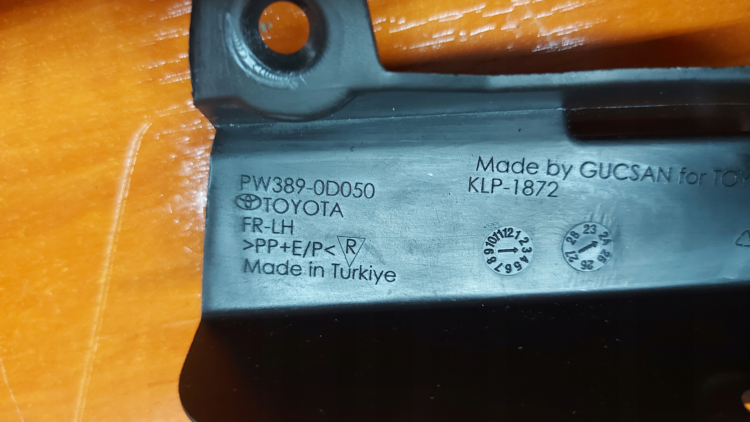 mudguard flap left front TOYOTA YARIS IV 20