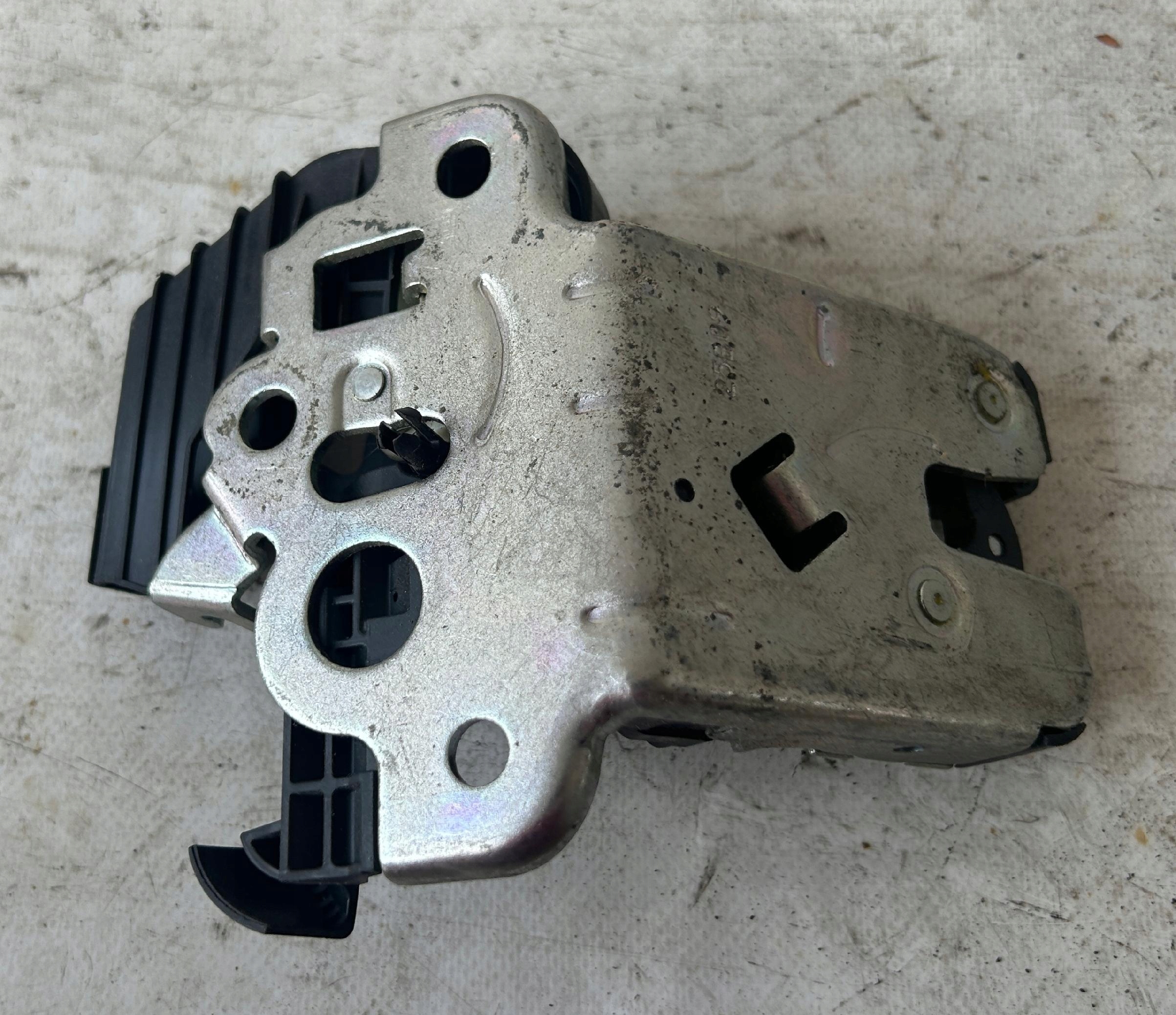 lock bonnet boot AUDI A4 B8 KOMBI 8K9827505