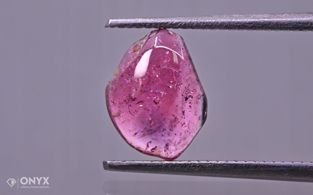 Turmalín konvexní nepravidelná dlažba 8,5x6,5 mm