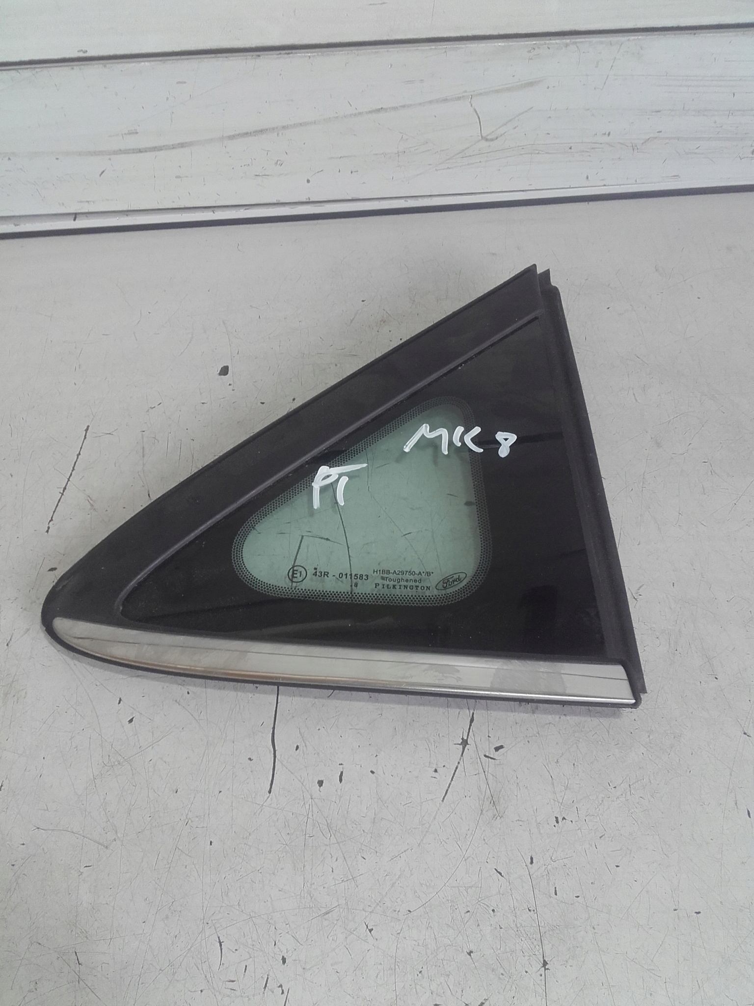 FORD FIESTA MK8 ЗАДНЕЕ ПРАВОЕ КУЗОВНОЕ СТЕКЛО 2018