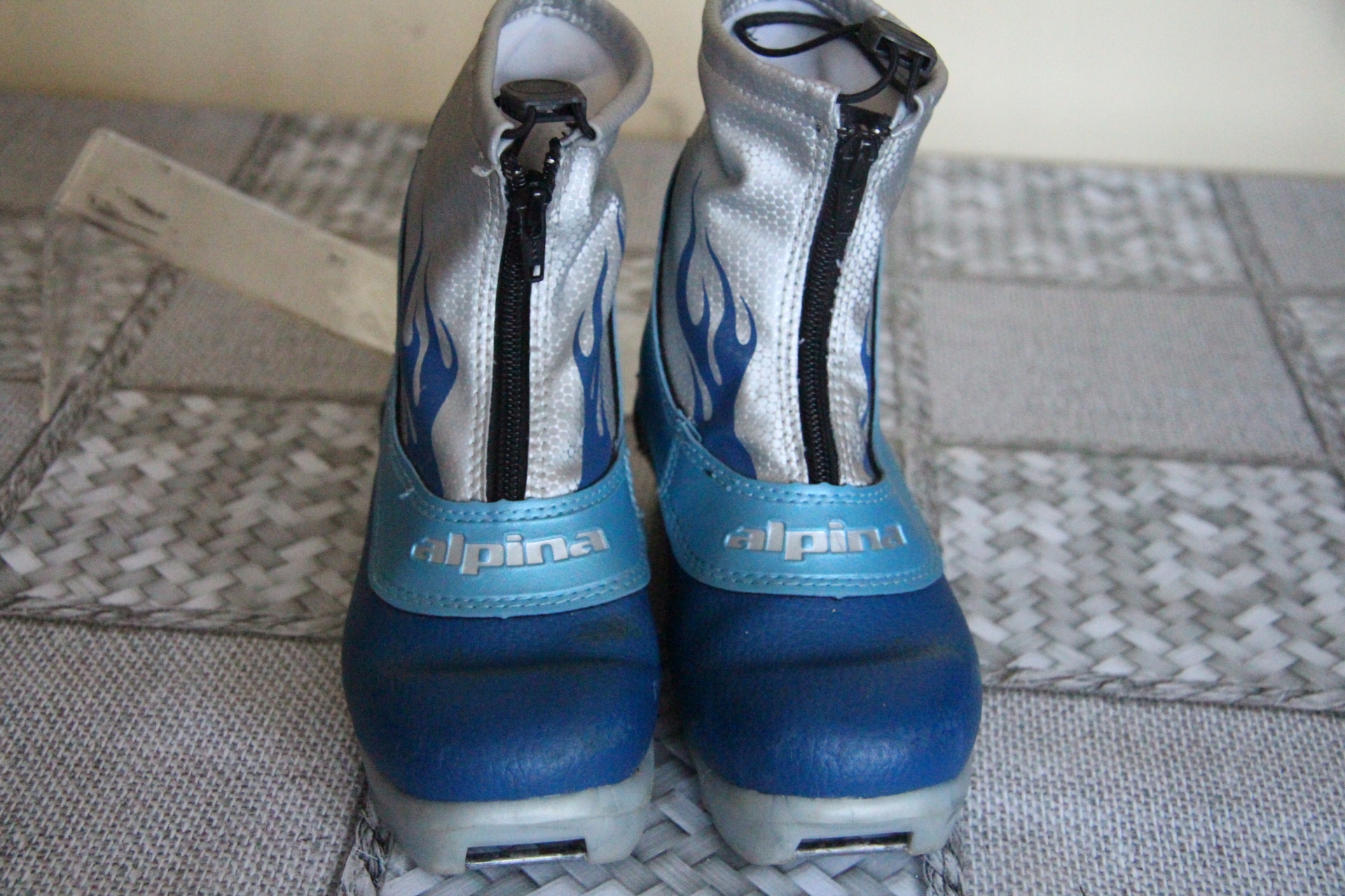 ALPINA FROST NNN - ROZ.33/21,5CM Model FROST