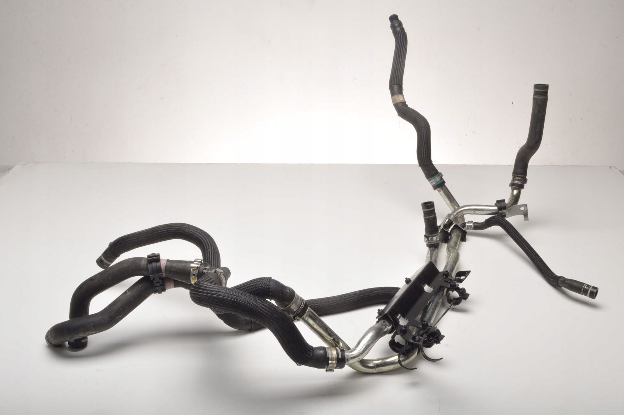 MASERATI LEVANTE 3.0 V6 труба водопровод