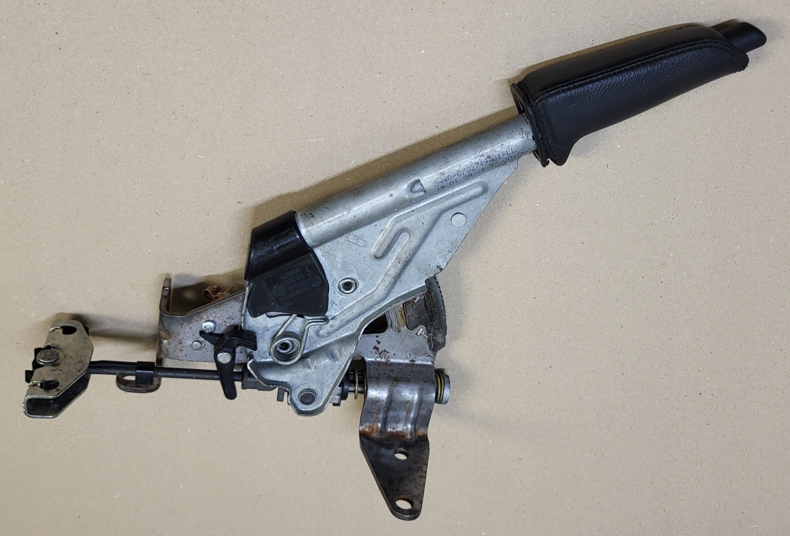 páčka elektrická brzda BMW 3 E91 E90 E92 OE EUROPA cierna koža 6764924