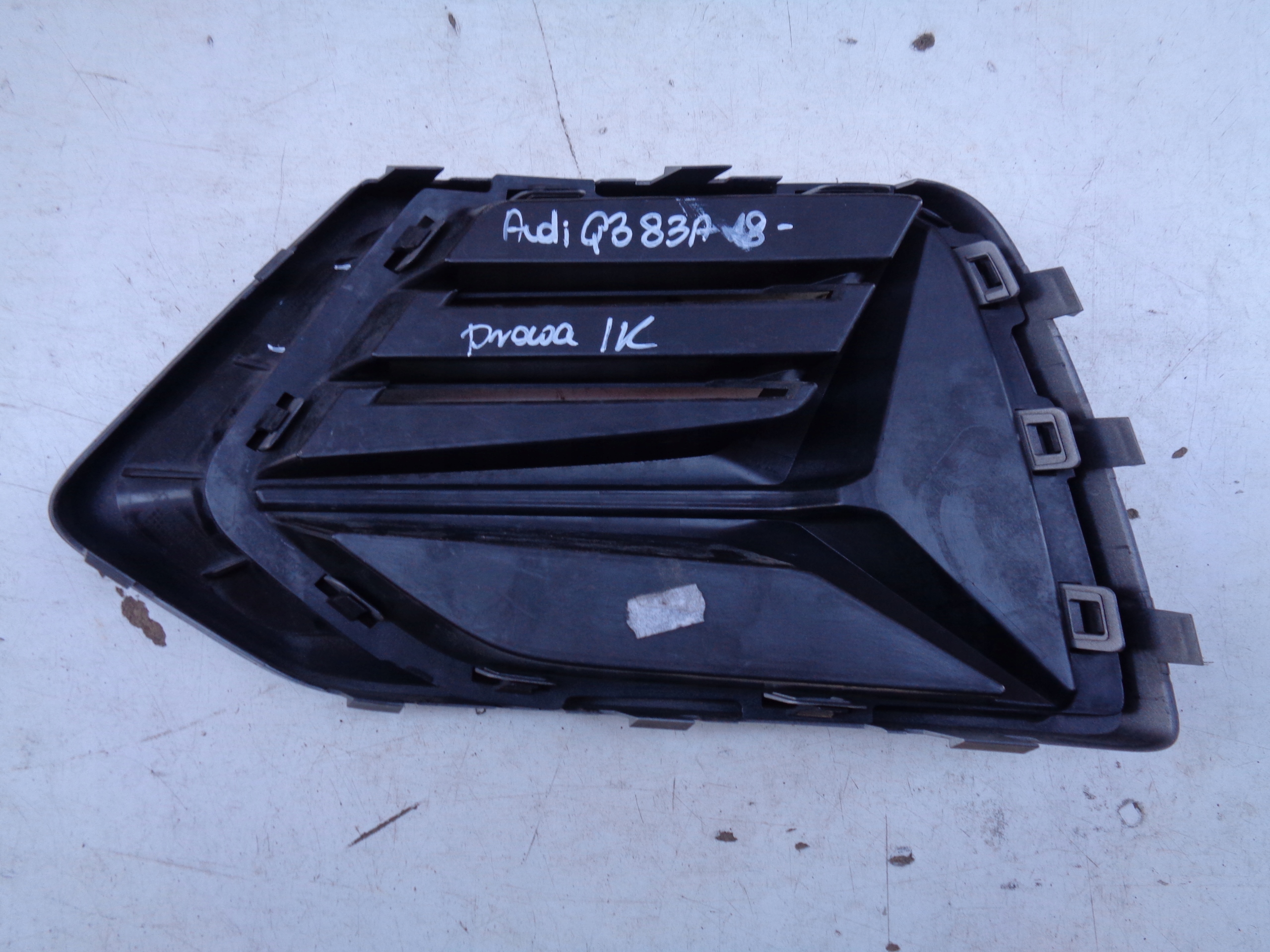 grid of a bumper right AUDI Q3 83A II 18