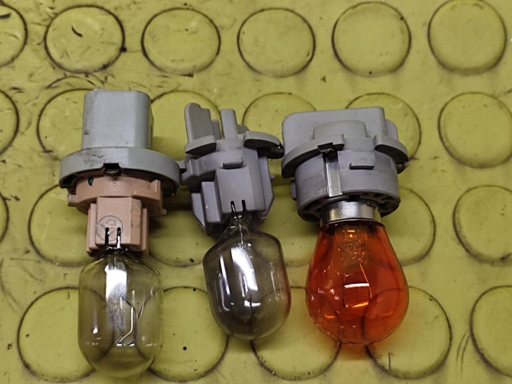 TOYOTA YARIS and light right rear part