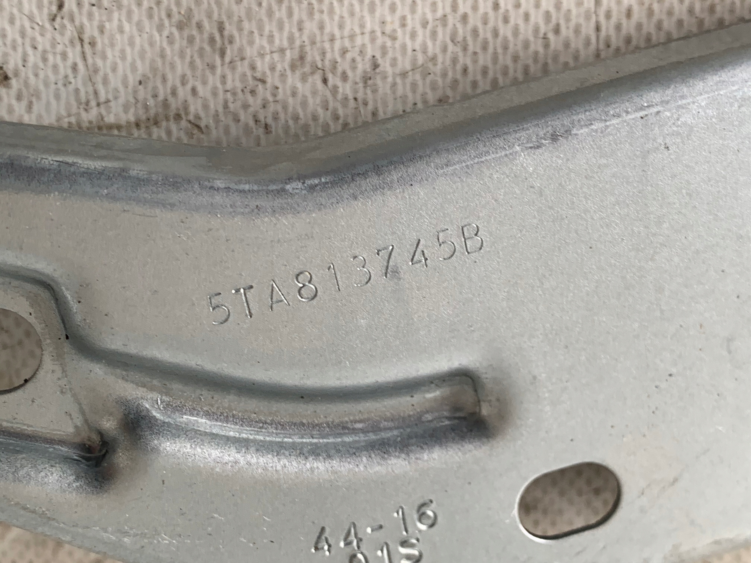 Poignée Console Gauche VW TOURAN II 15- 5TA813745B