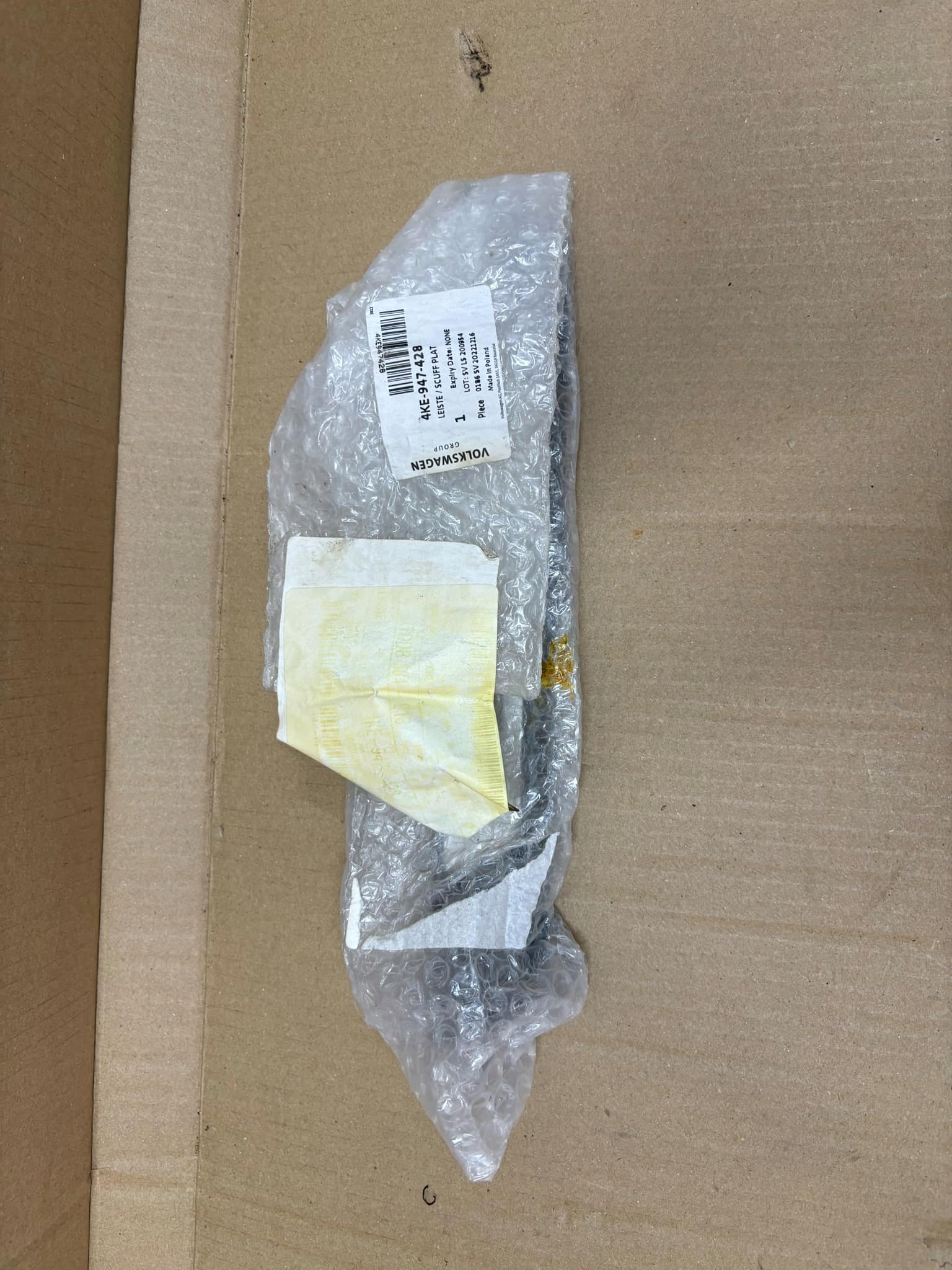 moulding threshold PODSWIETLAJACA right rear part AUDI E-TRON 4KE947428