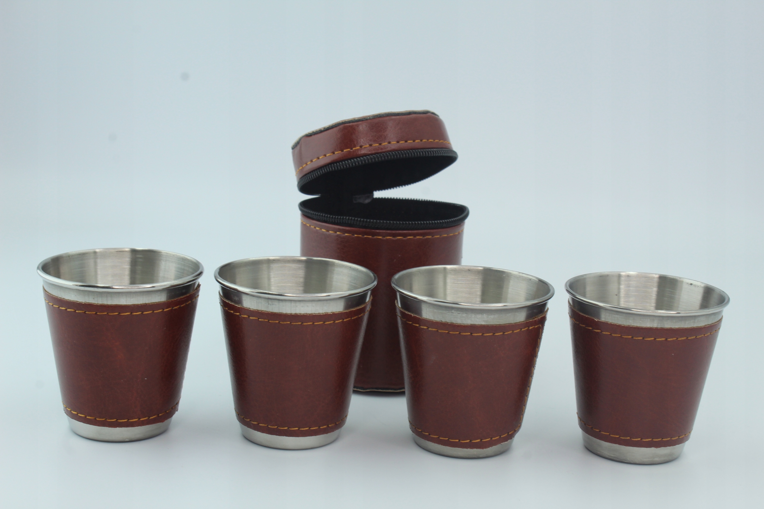 

Kieliszki Metalowe 4x70 ml W Skórze Etui Brązowe