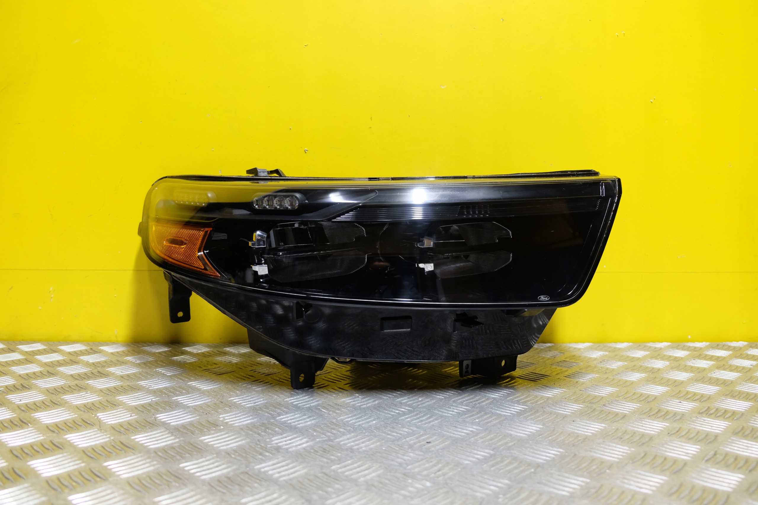 FORD EXPLORER 2020- REFLEKTOR LAMPA POLHI LED CIEMNA R USA