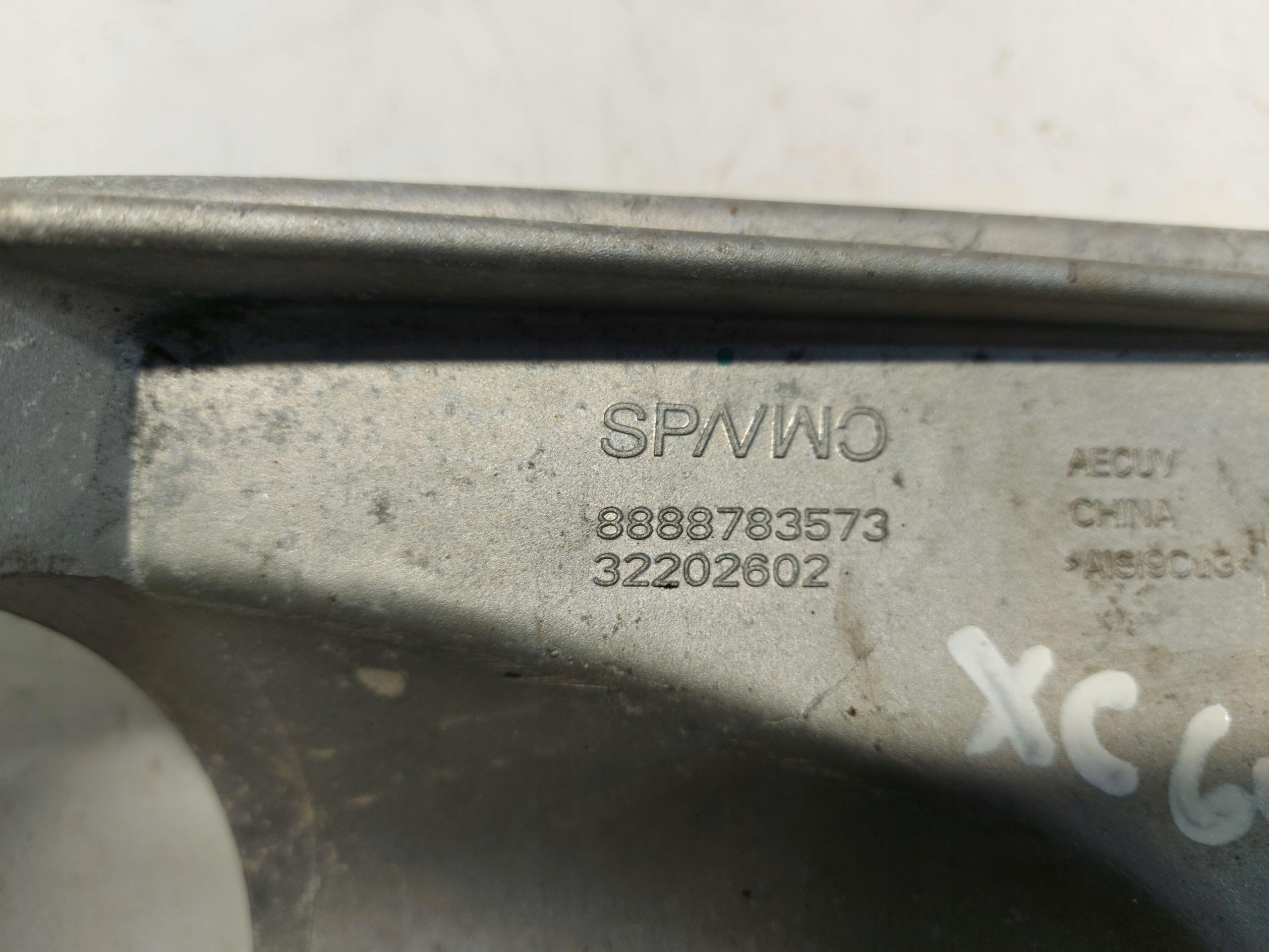VOLVO XC60 II T8 console engine mount 32202602