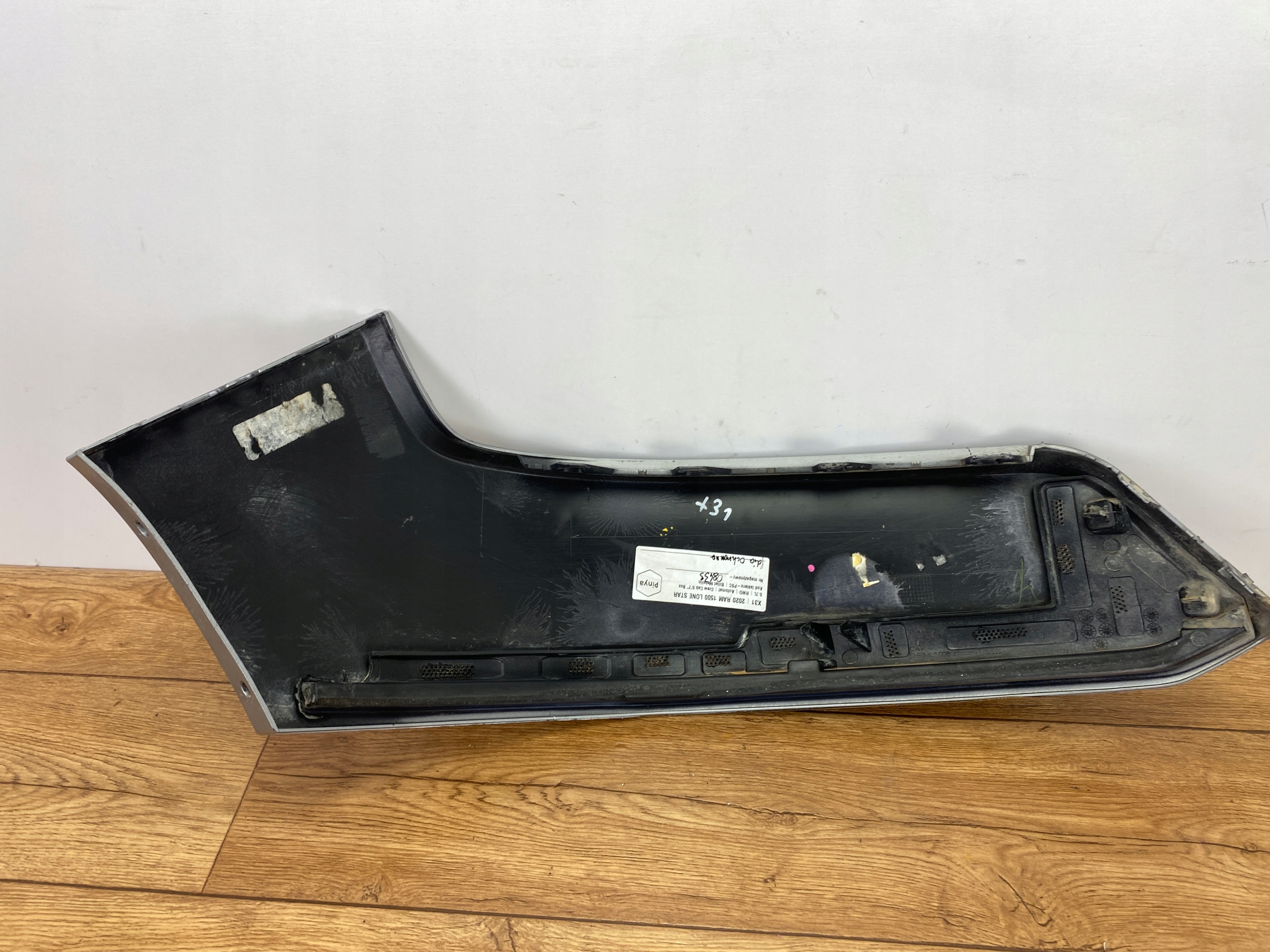 left moulding below lampe 5.7 Ram 1500 2019+