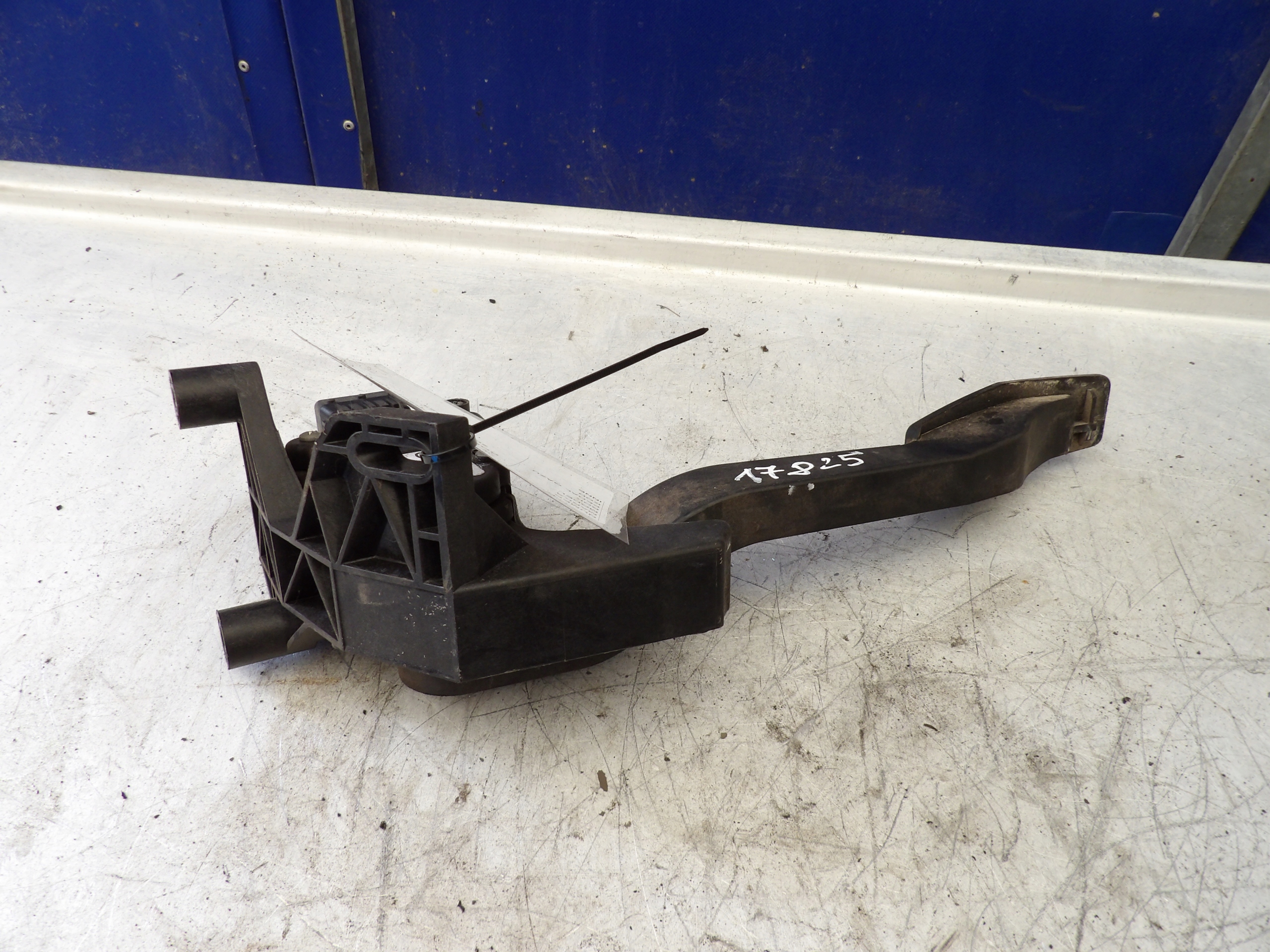 Opel Corsa C accelerator pedal 9129423 6PV008110-00