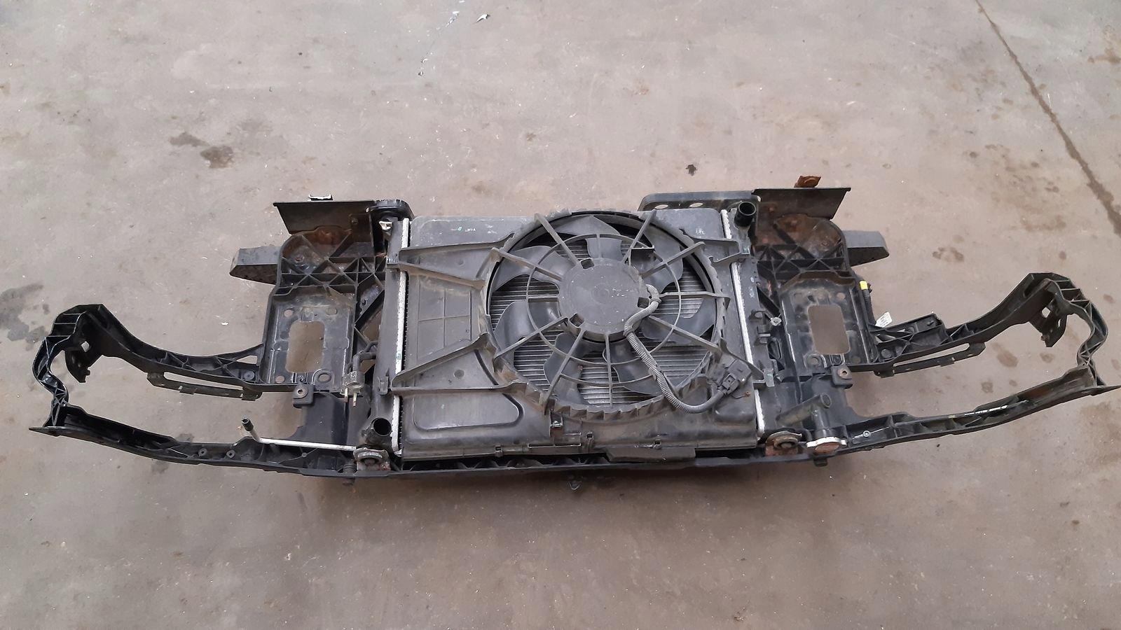 support panel for radiators pillar iron Hyundai i30 and 1,4 16V