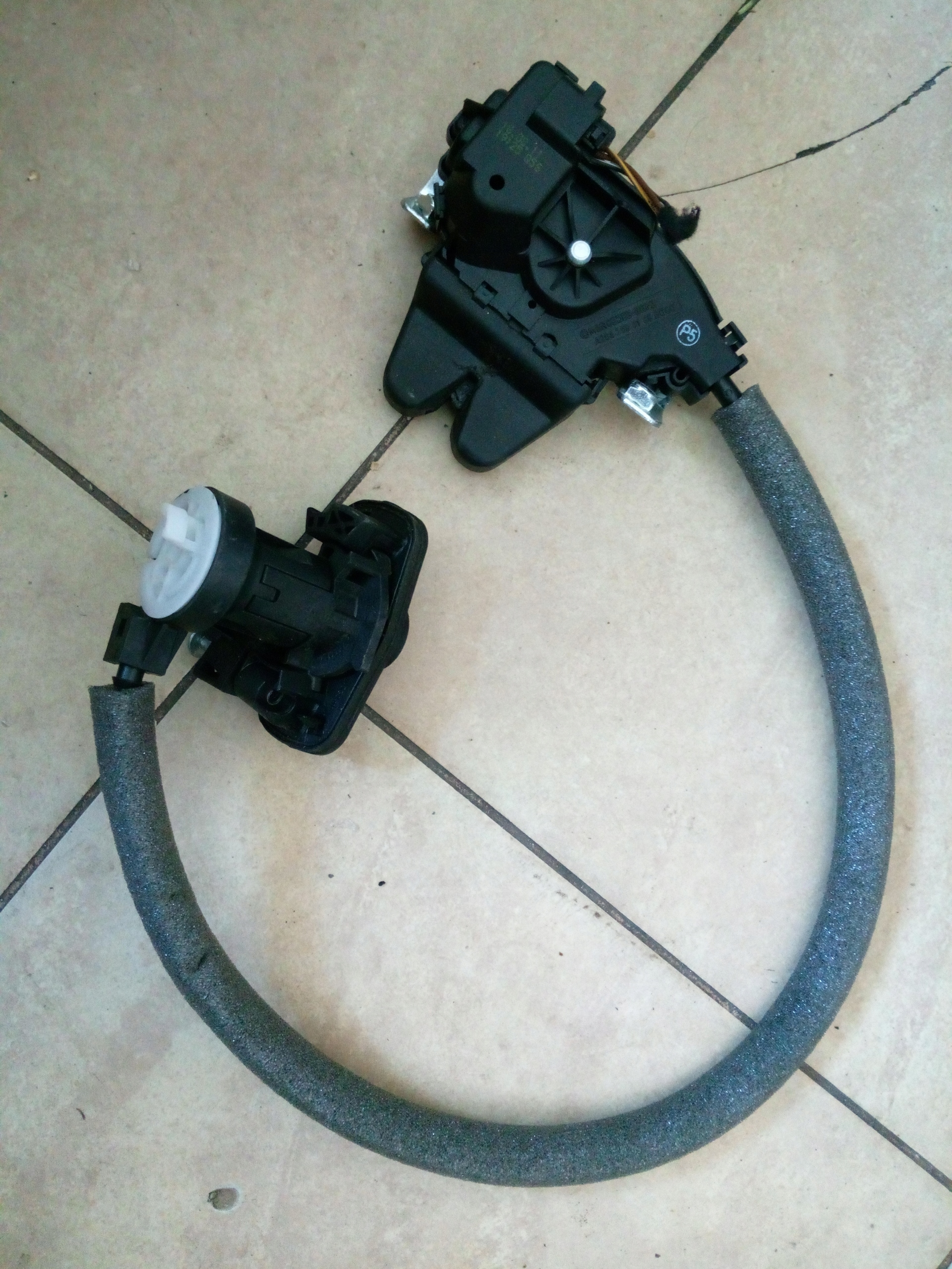 ZAMEK KLAPY TYŁ MERCEDES W204 W212 ORYG.*