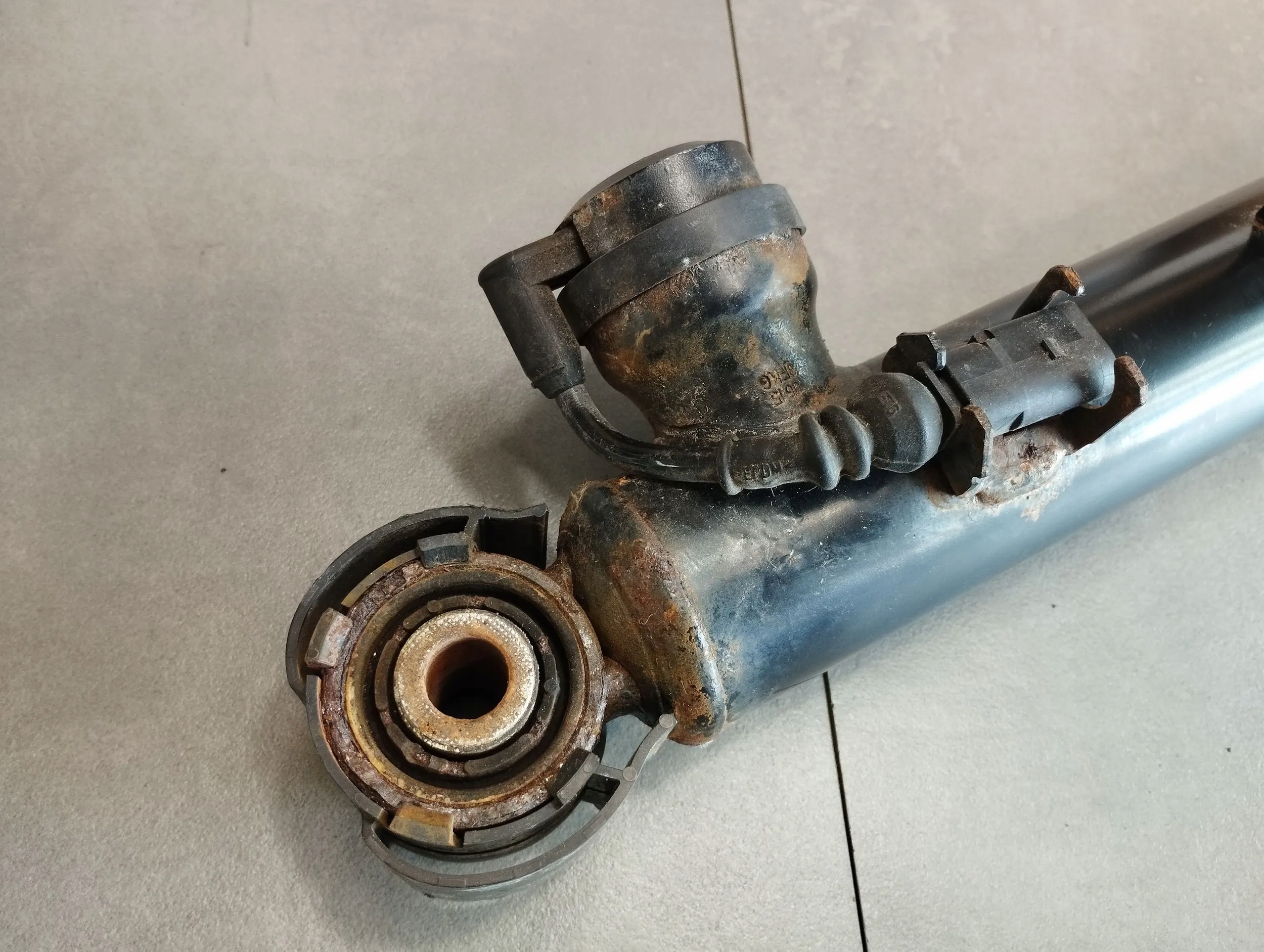 Audi A5 8T shock absorber left rear part 8F0513025A