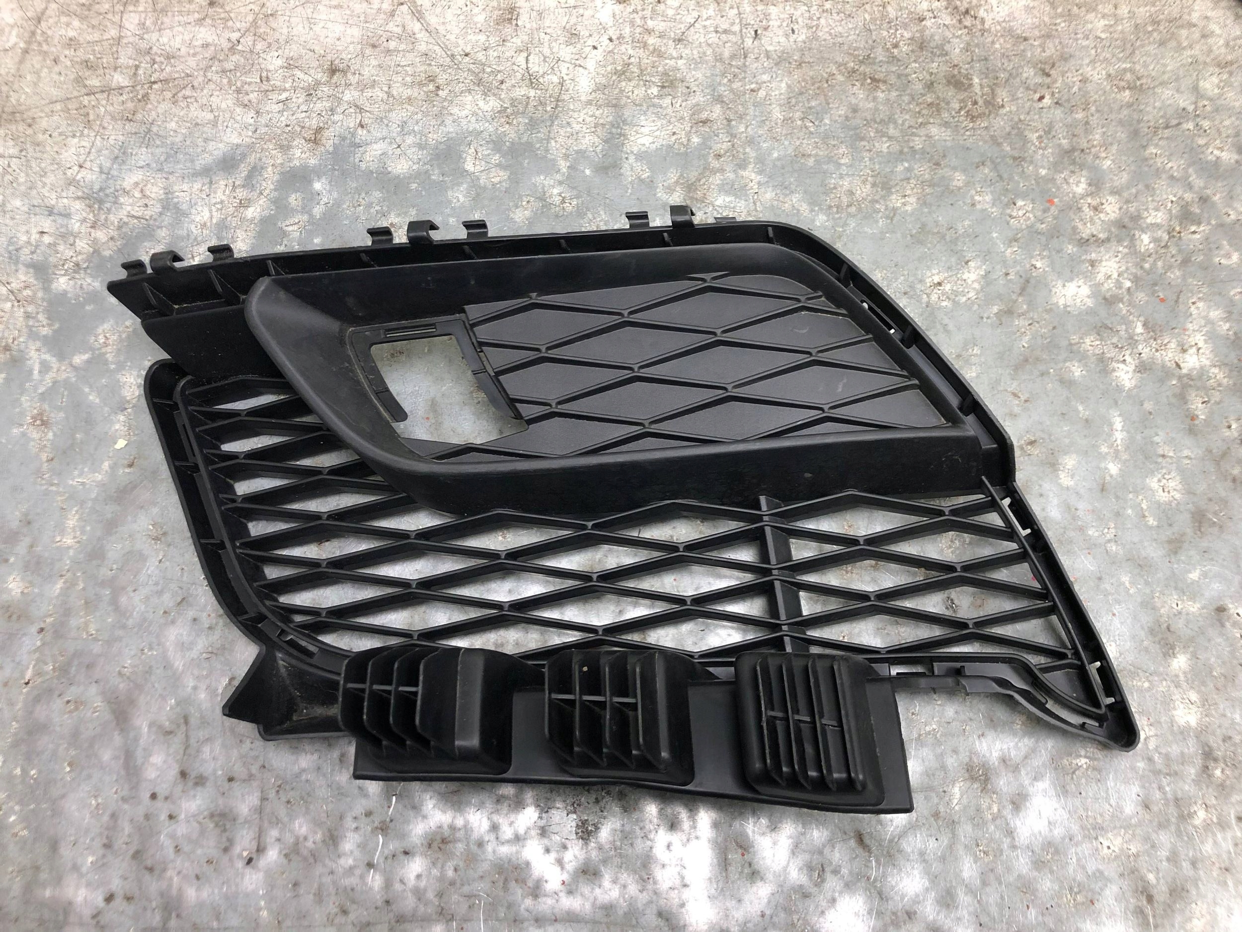 grid of a bumper left front TOYOTA SUPRA MK5 A90 8811317