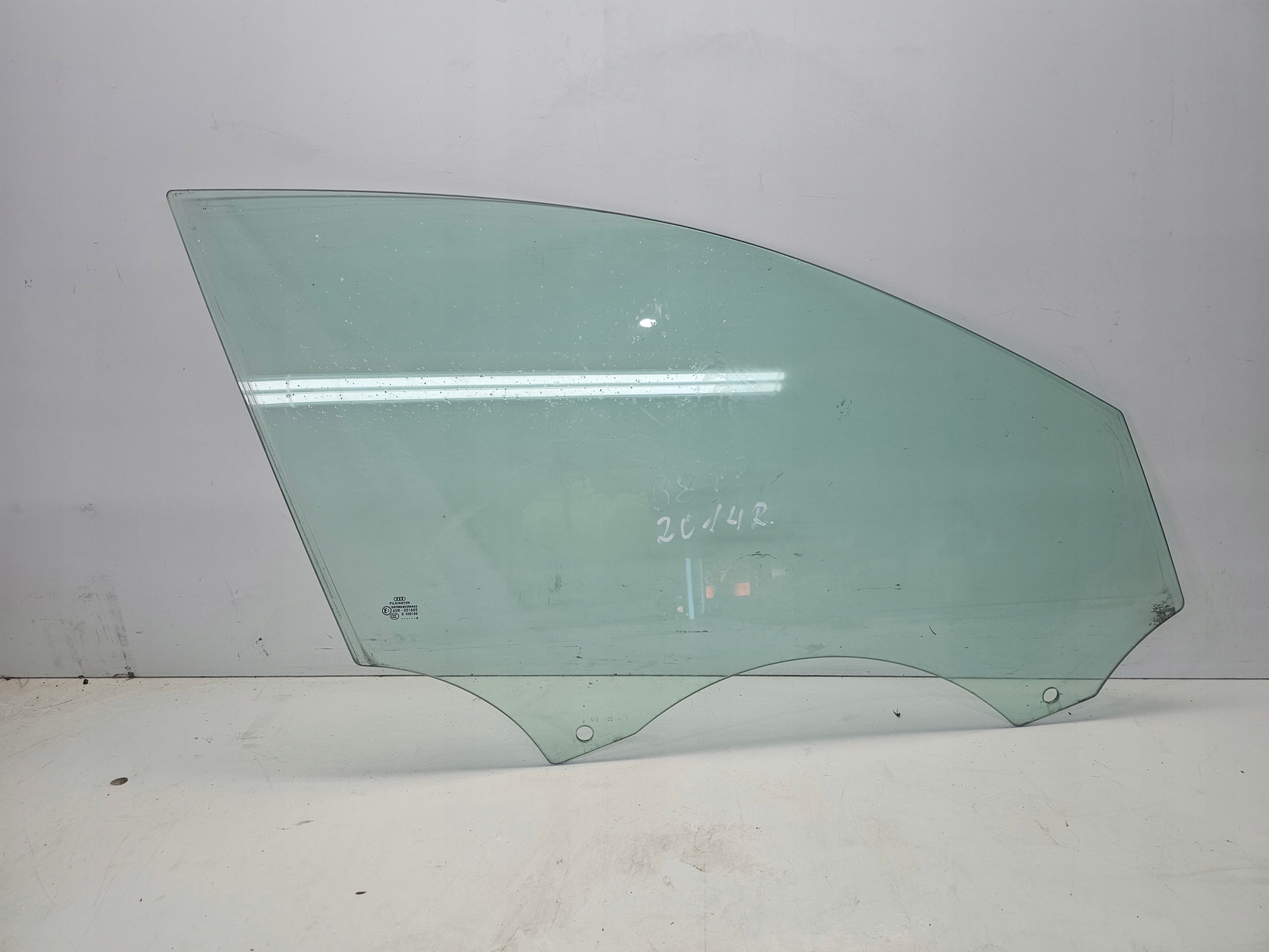 window side door right front AUDI A4 B8 LIFT 2014R