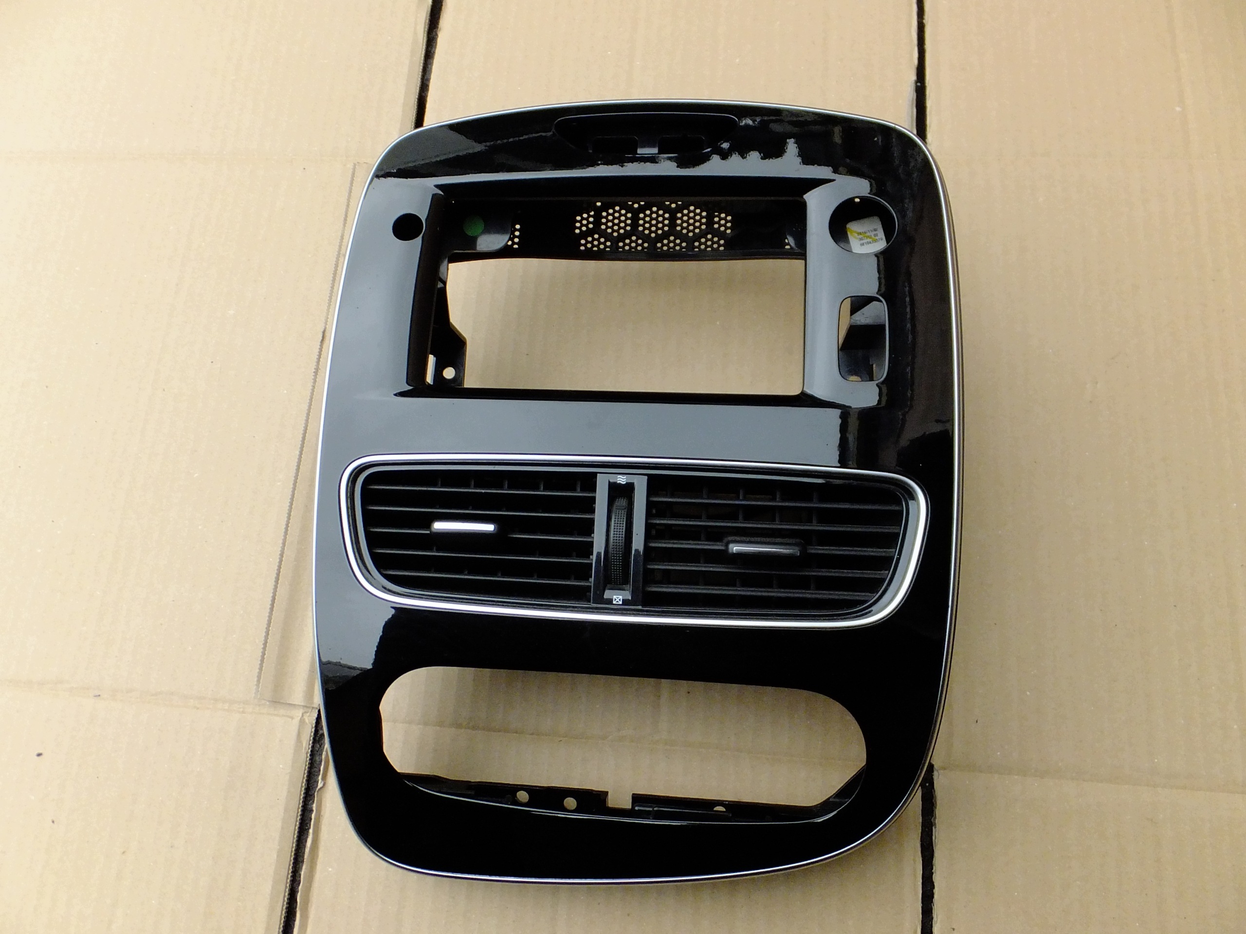 frame central radia renault clio IV 2017r 682601204R