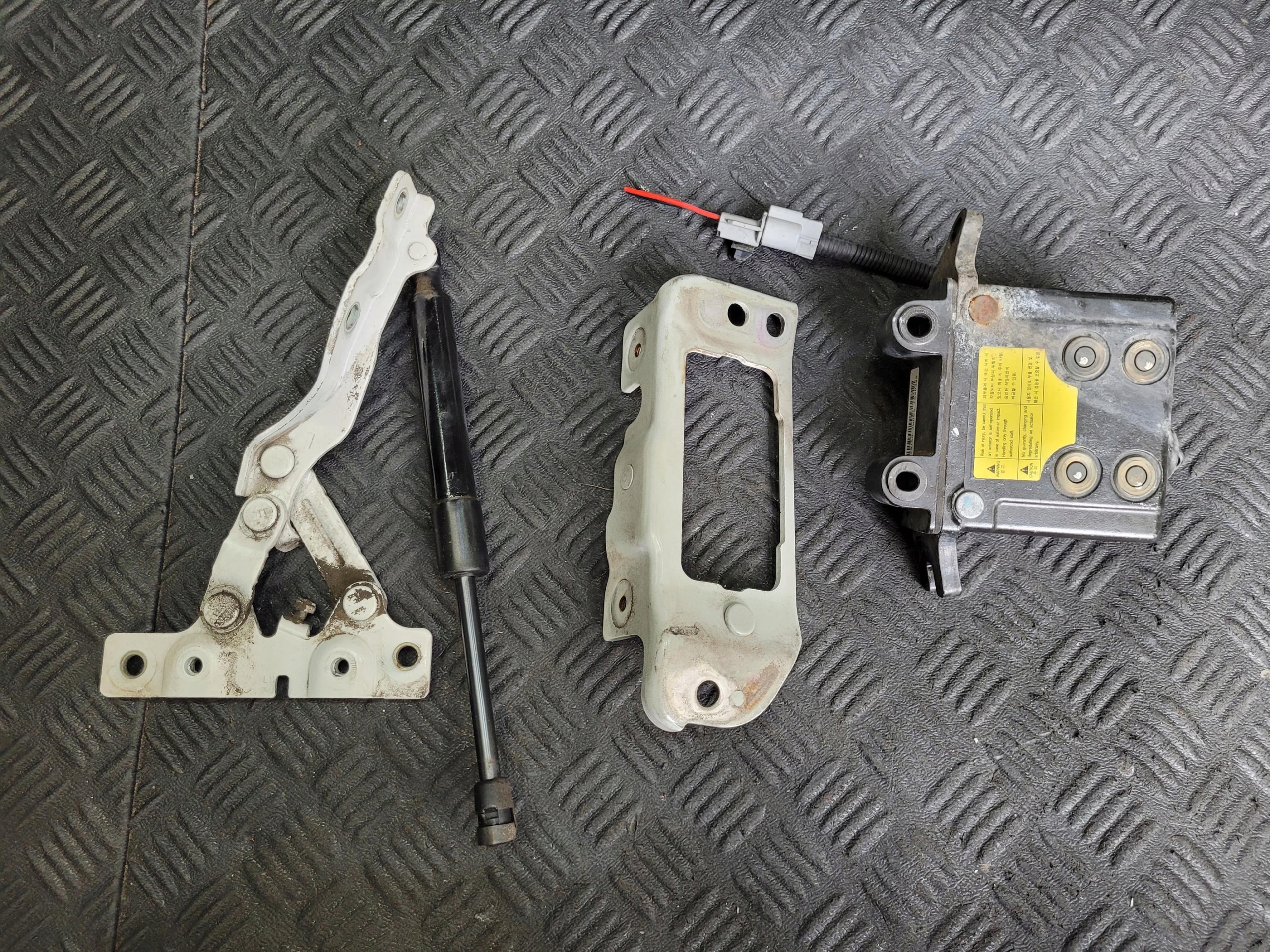 hinge NABOJ PRIOTECHNICZNY bonnets left damper HYUNDAI SANTA FE III