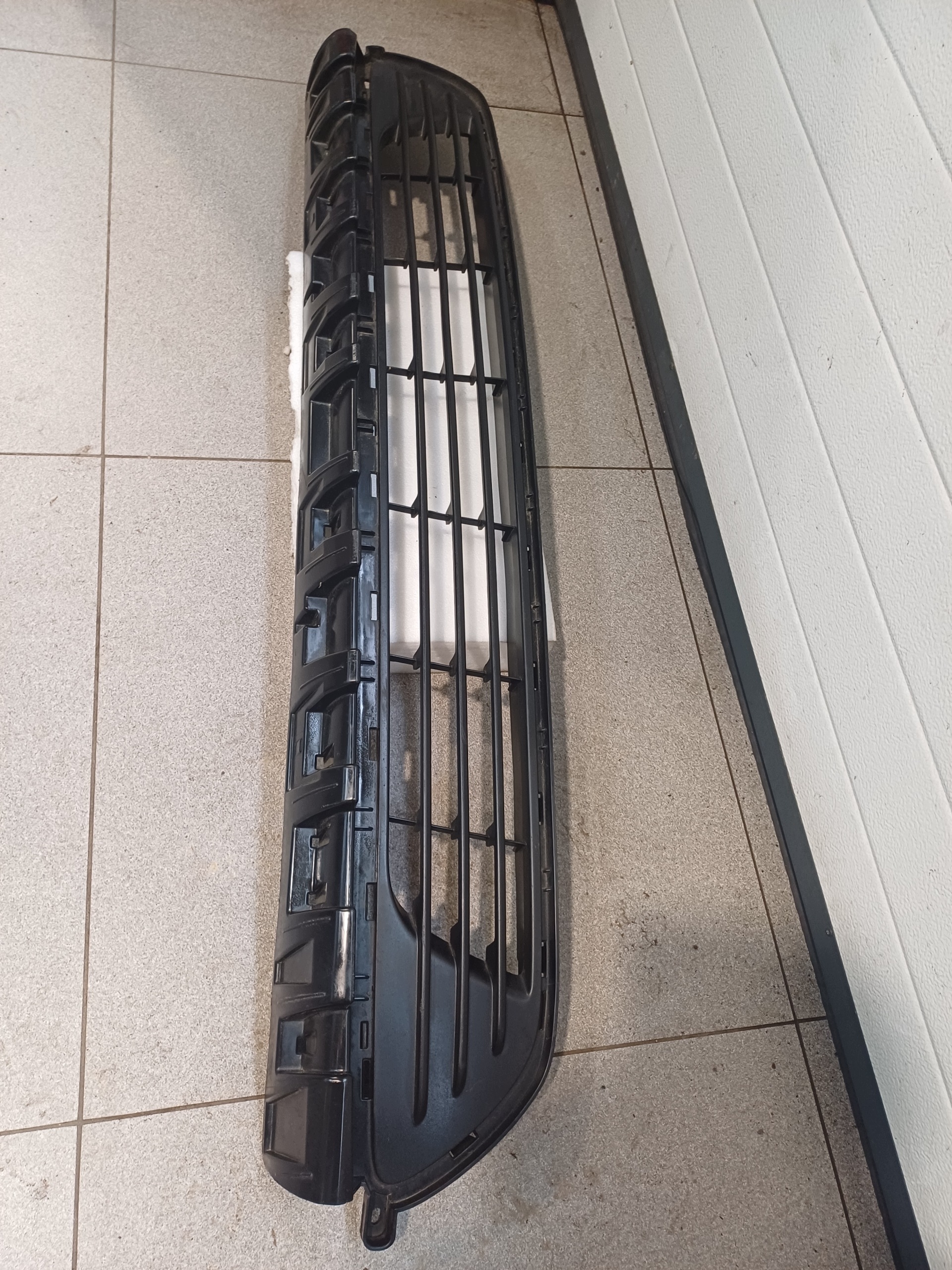 grid of a bumper front front RENAULT TRAFIC 3 III 622543504R