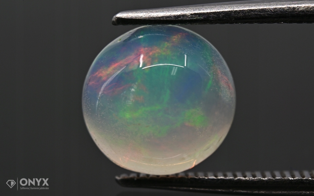 Opál z Etiopie kulatý kabošon fi 8 mm