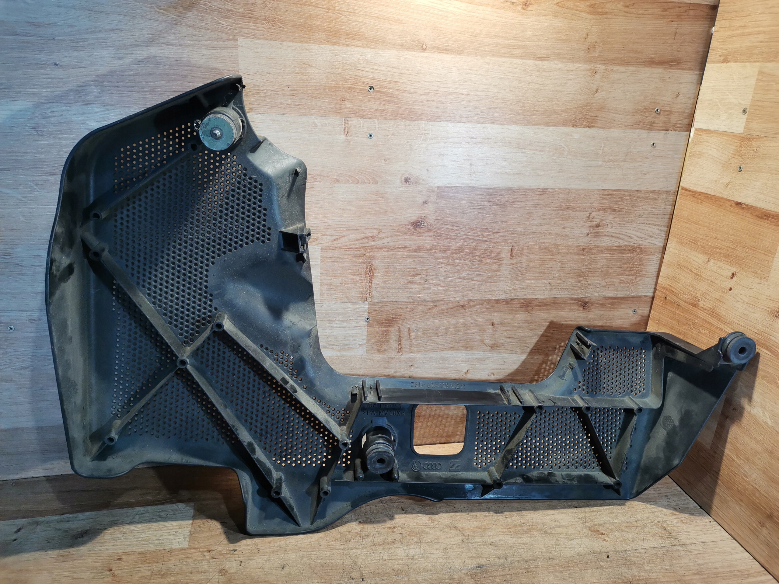 cover upper of the engine VW AUDI 1.6 SR 06A119518D