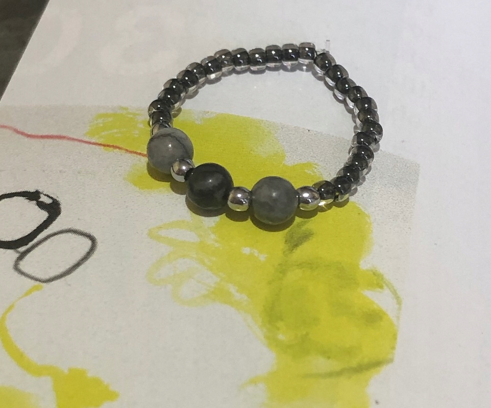 PIERŚCIONEK NA GUMCE KORALIKI JASPIS SZARY Kamień Inny kamień