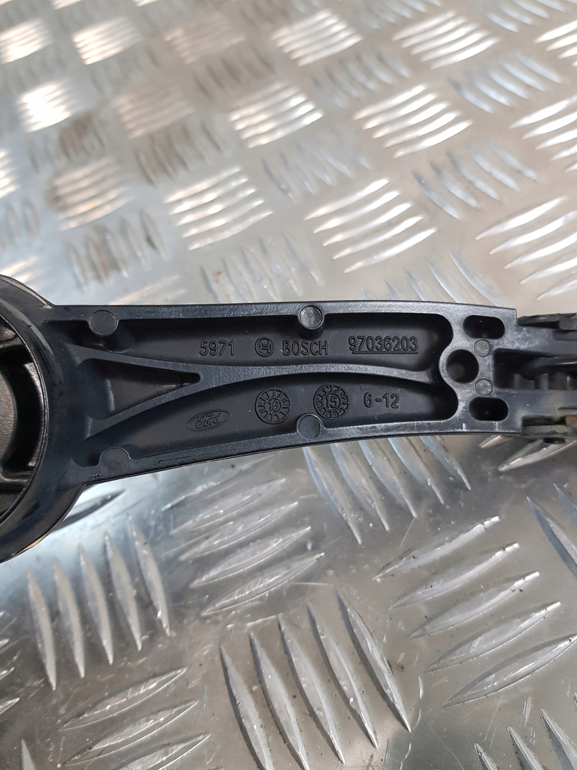 FORD FOCUS MK3 KOMBI 16R- wiper arm left front BM5117526AC