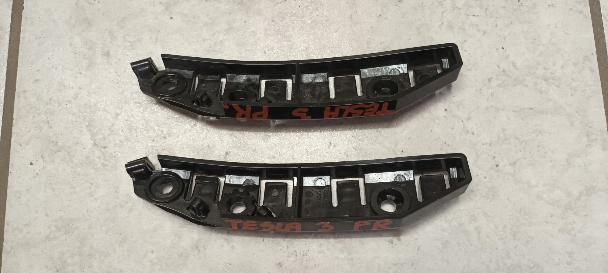 right bumper bracket of the front TESLA 3 2017->
