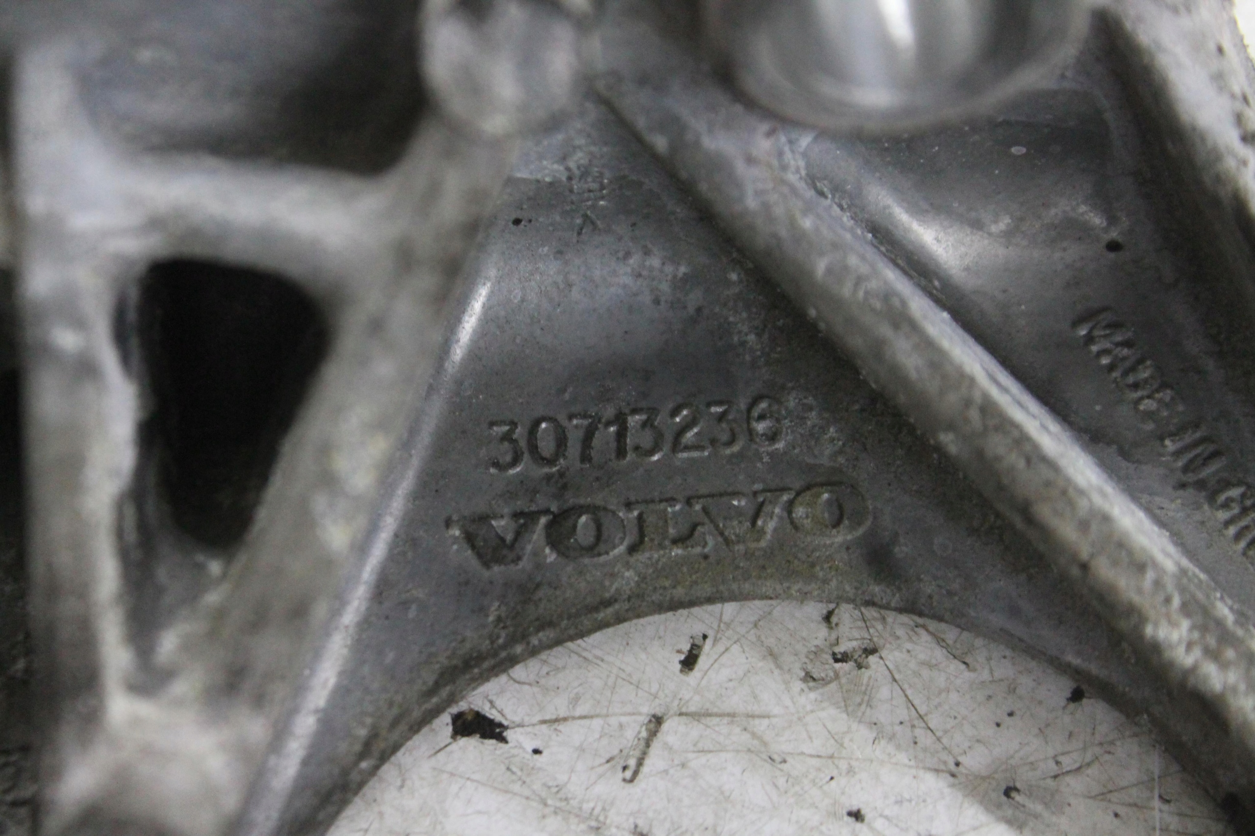 SUPPORTO SUPPORTO CAMBIO INGRANAGGI 30713236 VOLVO XC60 E 2.4 D5 08-17