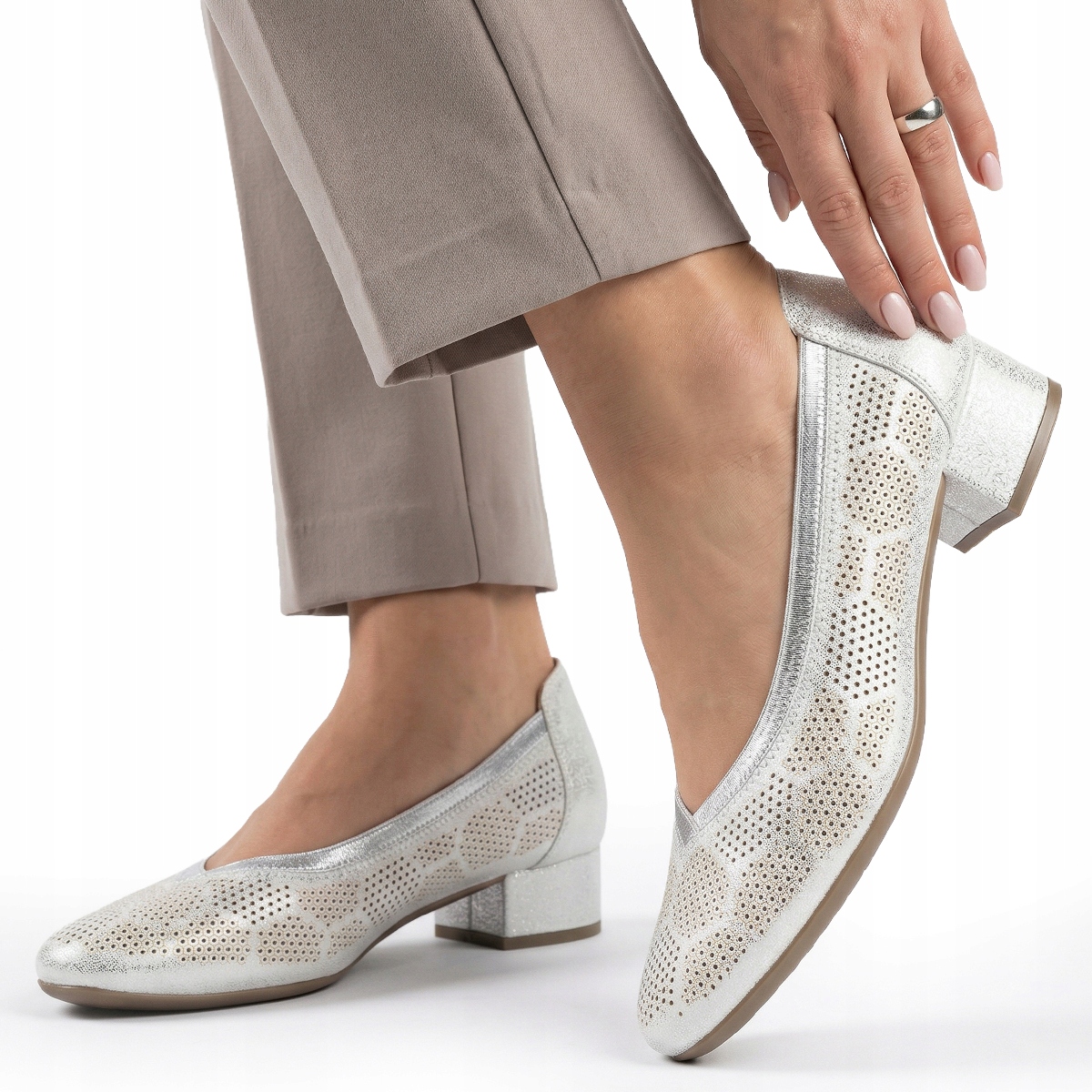 Czółenka ażurowe w.SKÓRA srebrne białe casual modne Wojtyłko 40